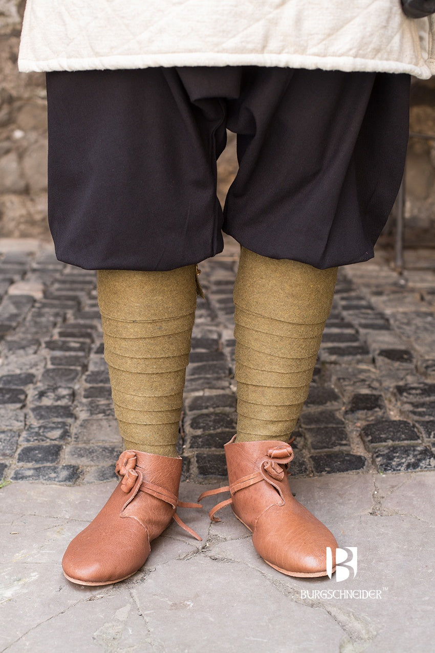 Wool Winingas Aki in Autumn Green, showcasing traditional design and high-quality wool material, perfect for historical reenactments.