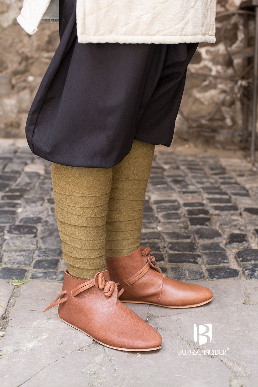 Wool Winingas Aki in Autumn Green, showcasing traditional design and high-quality wool material, perfect for historical reenactments.