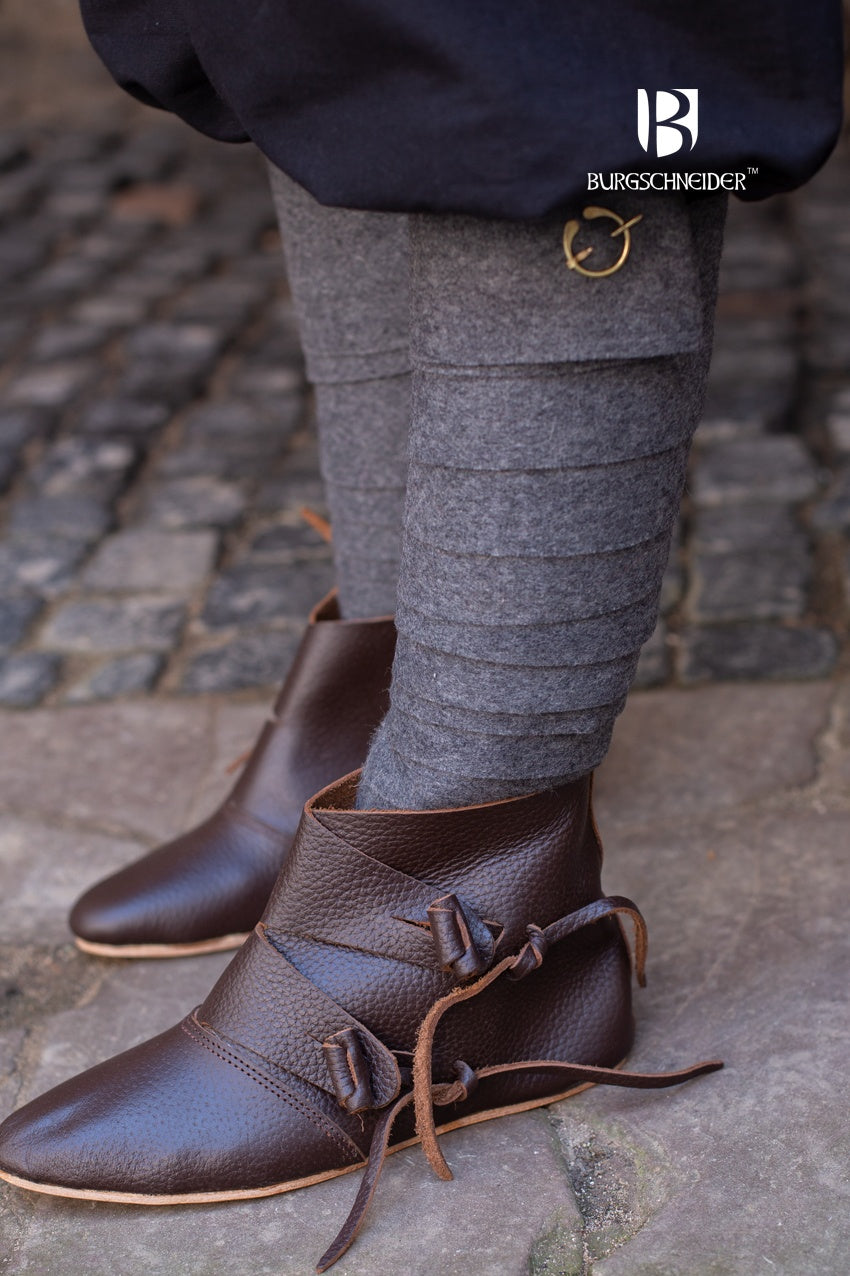 Wool Winingas Aki in dark grey, showcasing their traditional design and high-quality wool material.