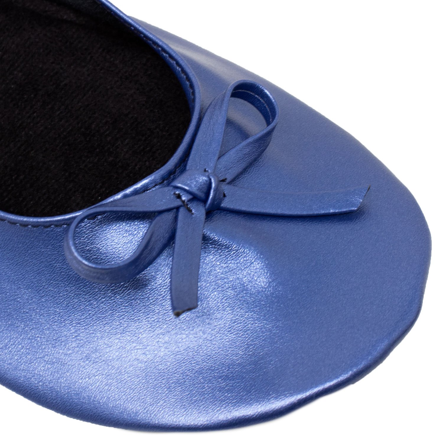 A pair of navy foldable ballet flats for women, showcasing a soft inner lining, elastic trim, and non-slip rubber sole, ideal for travel and comfort.