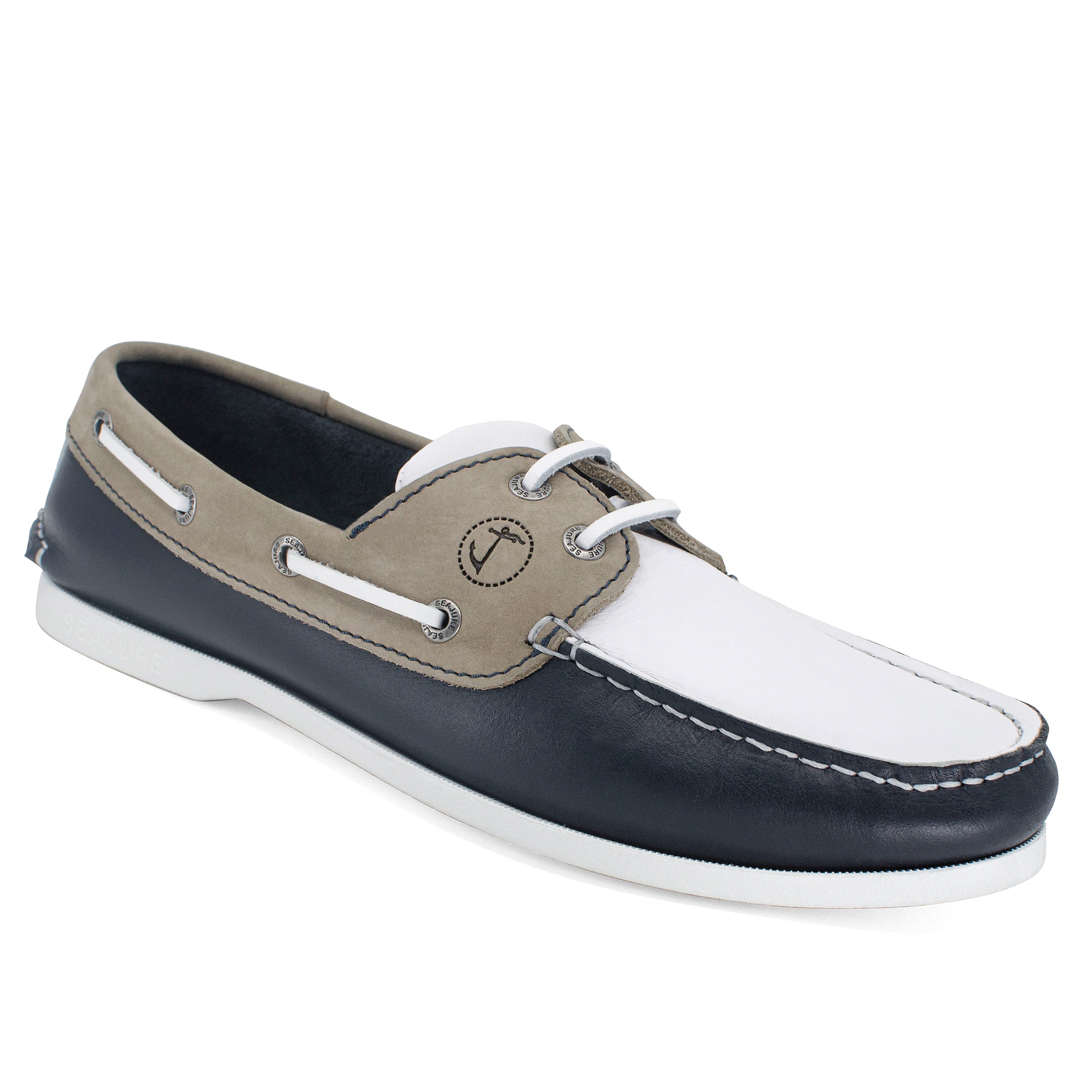Men's Vendicari boat shoe in premium leather with natural rubber sole, showcasing elegant nautical design.
