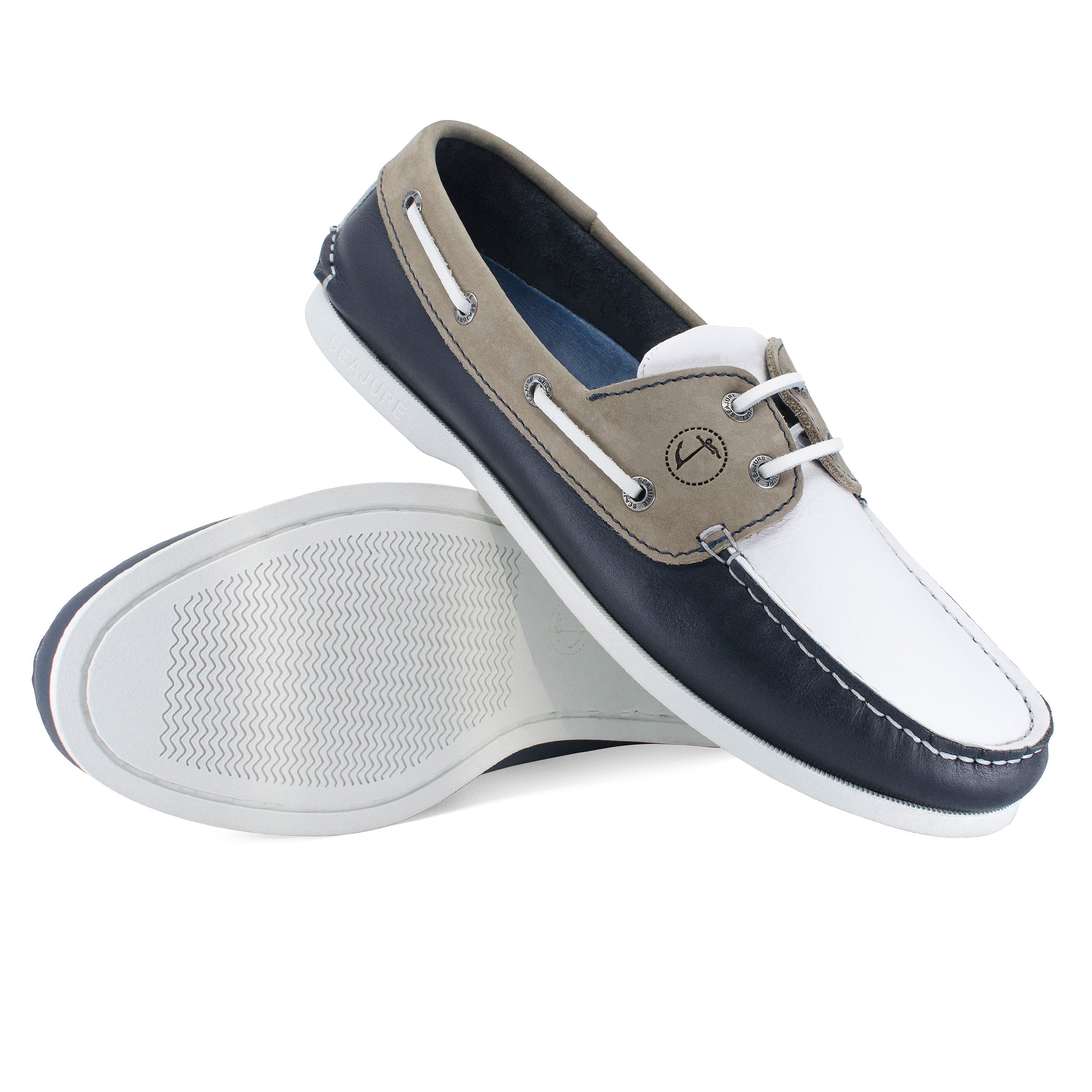 Men's Vendicari boat shoe in premium leather with natural rubber sole, showcasing elegant nautical design.