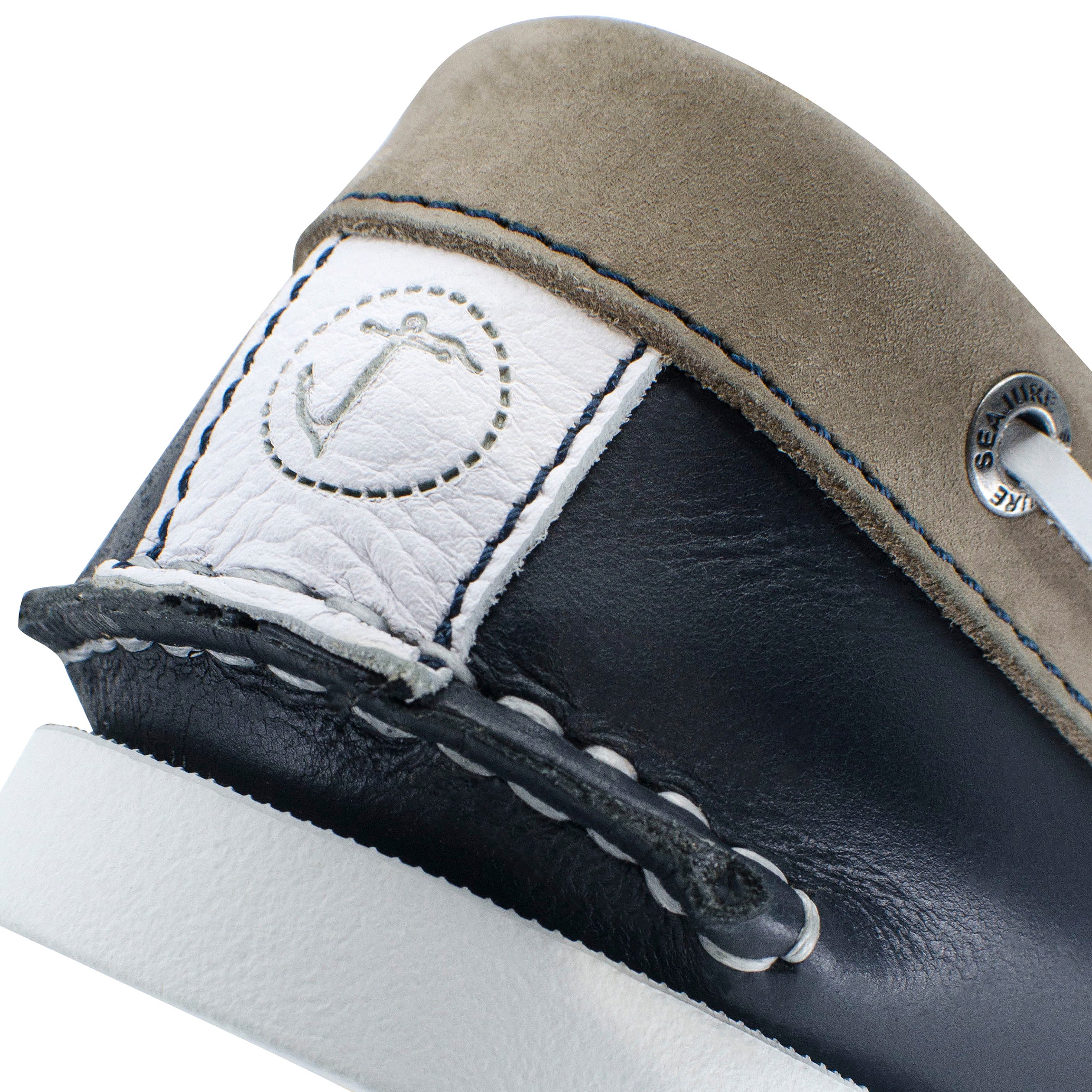 Men's Vendicari boat shoe in premium leather with natural rubber sole, showcasing elegant nautical design.