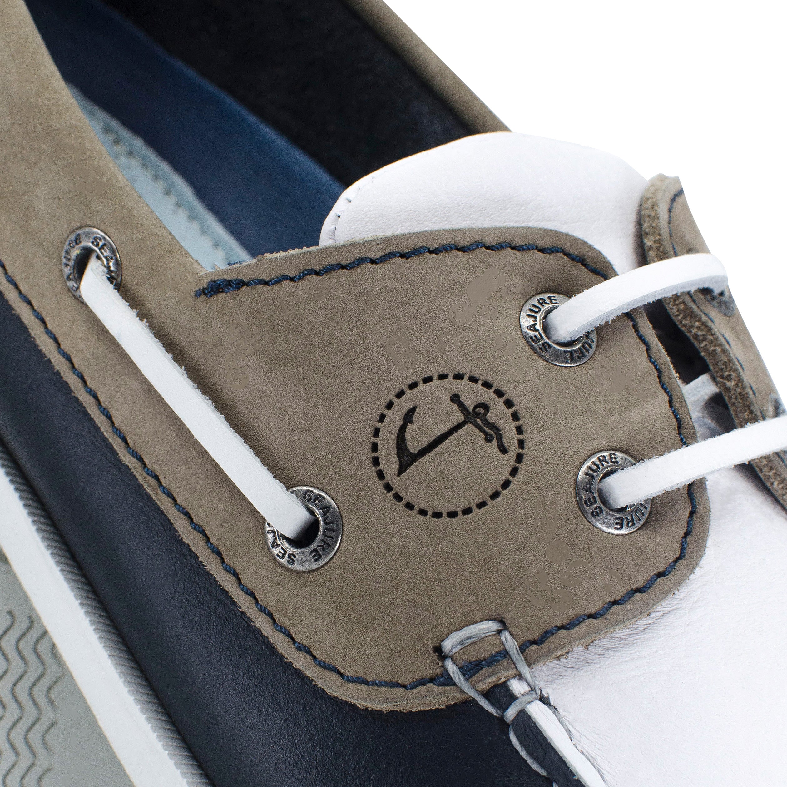 Men's Vendicari boat shoe in premium leather with natural rubber sole, showcasing elegant nautical design.