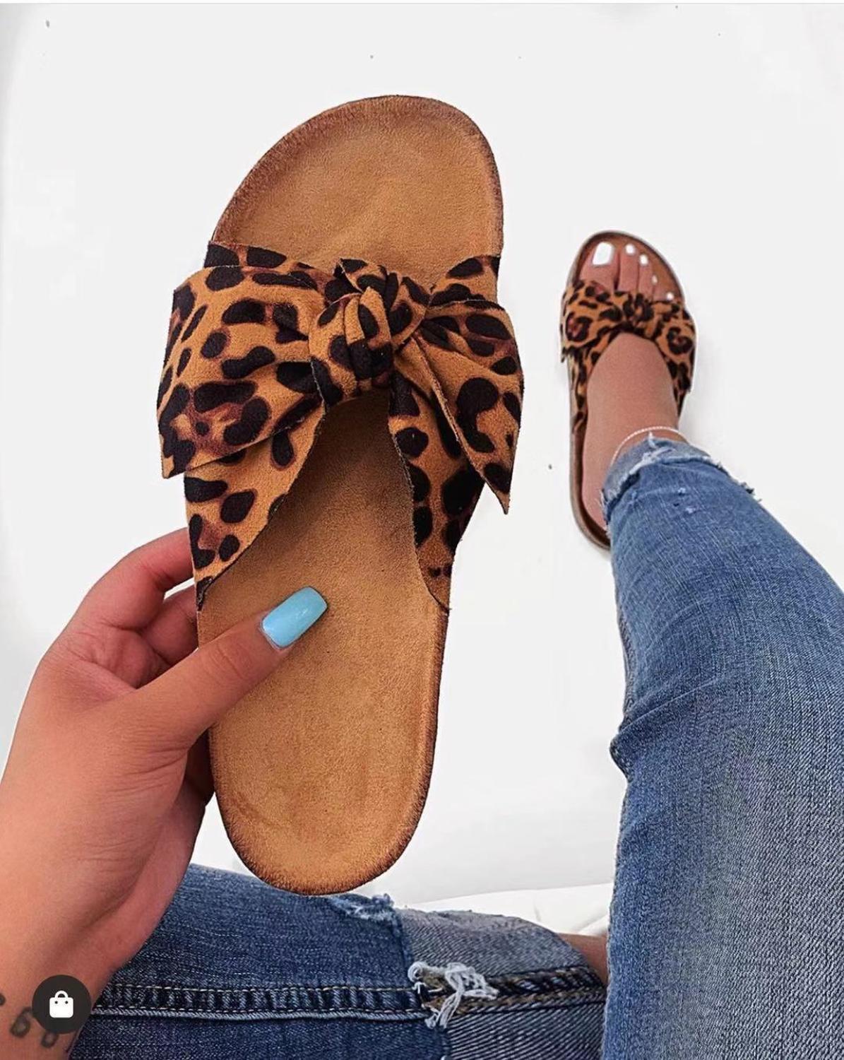 Leopard print women slides with open toe and platform design, perfect for summer wear.