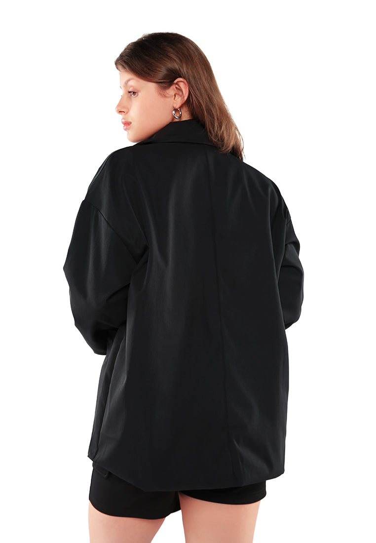 Casual oversized jacket in soft fall fabric with double-breasted design and two front pockets, perfect for spring wear.