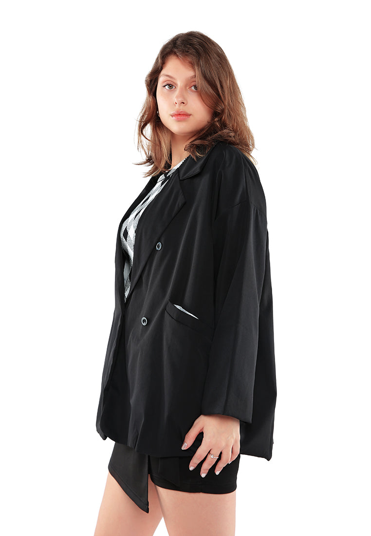 Casual oversized jacket in soft fall fabric with double-breasted design and two front pockets, perfect for spring wear.
