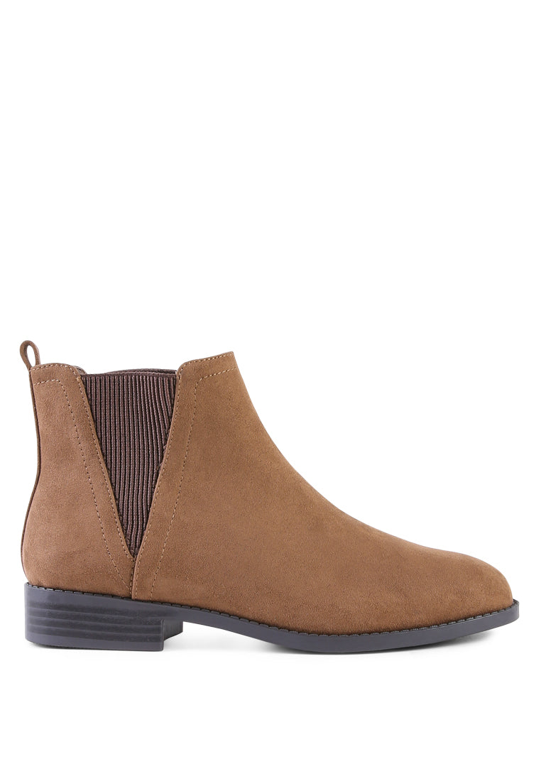 Fari Chelsea Boots in faux leather with low block heel and elasticated gussets, perfect for winter fashion.