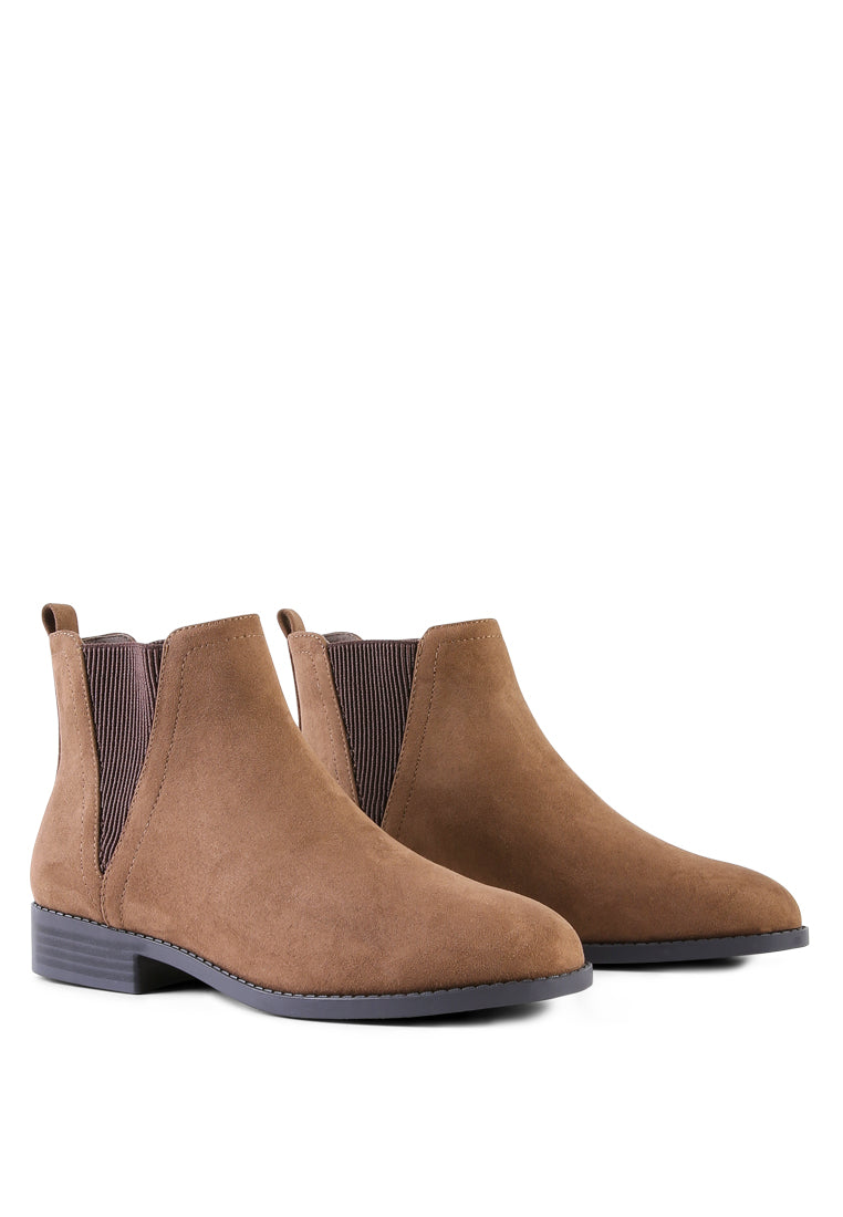 Fari Chelsea Boots in faux leather with low block heel and elasticated gussets, perfect for winter fashion.