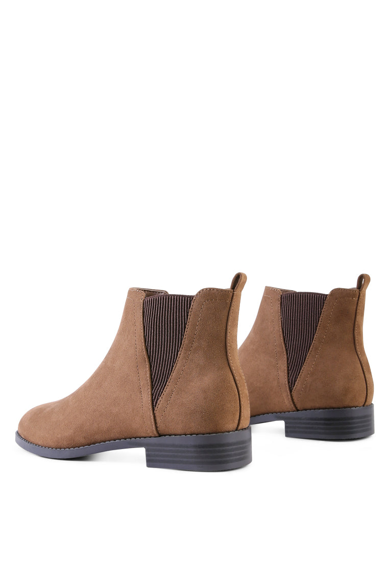 Fari Chelsea Boots in faux leather with low block heel and elasticated gussets, perfect for winter fashion.