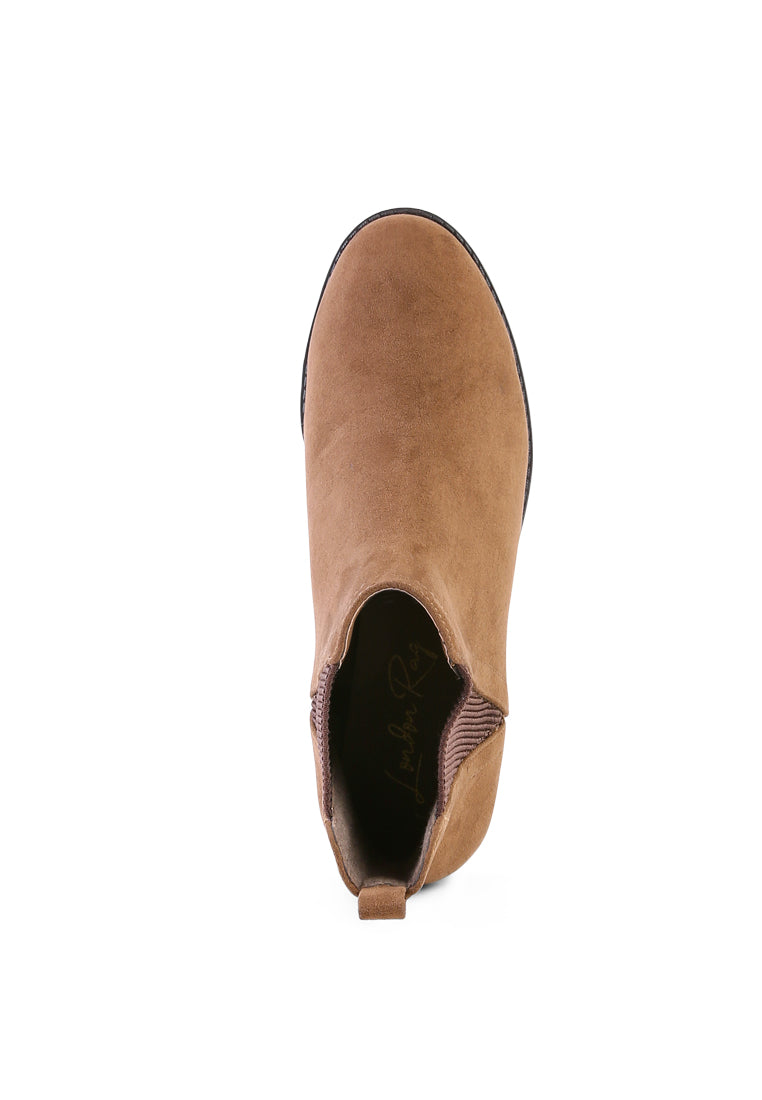 Fari Chelsea Boots in faux leather with low block heel and elasticated gussets, perfect for winter fashion.