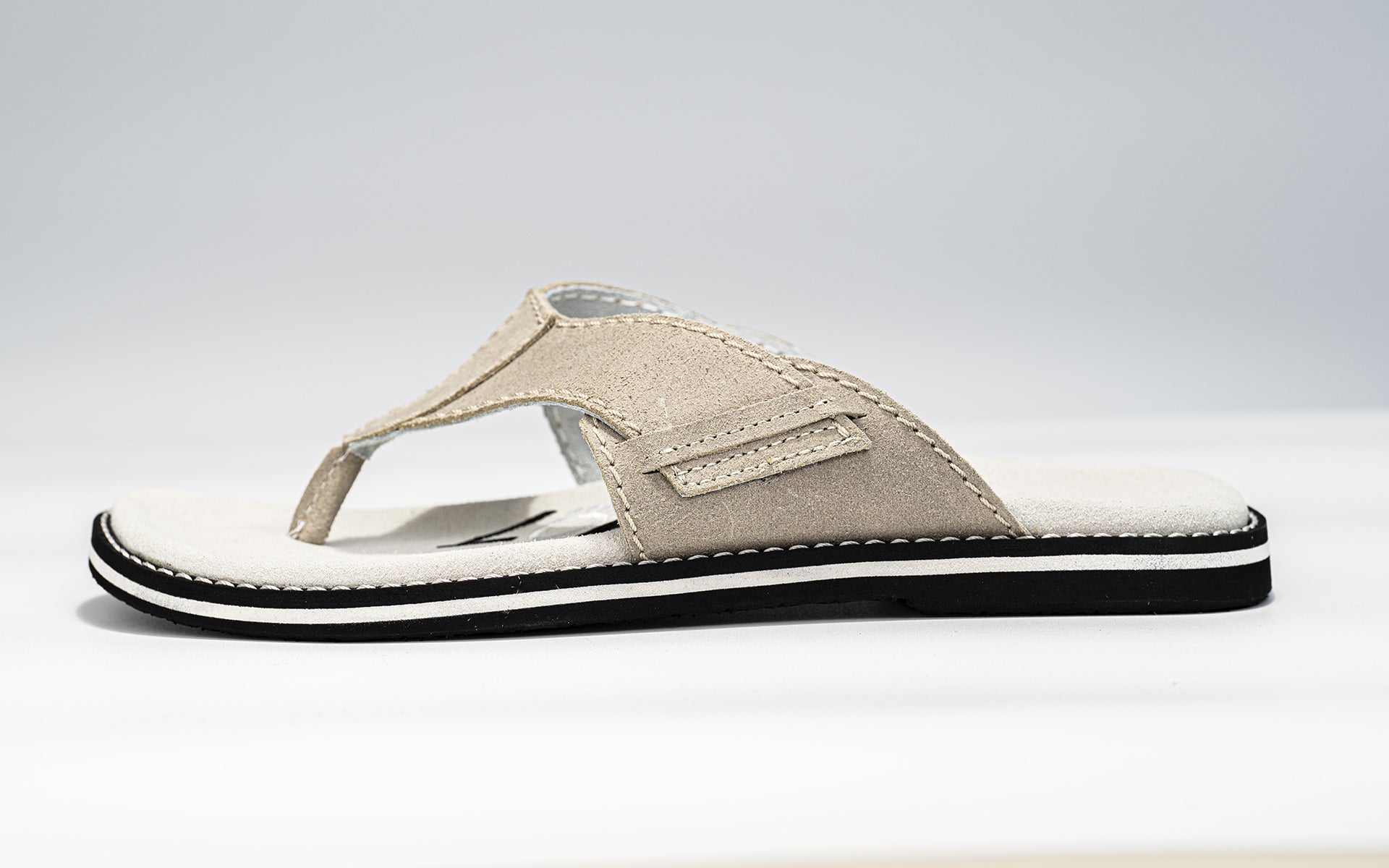 Beige leather flip-flops 4103 with anatomical footbed and lightweight design, perfect for summer wear.