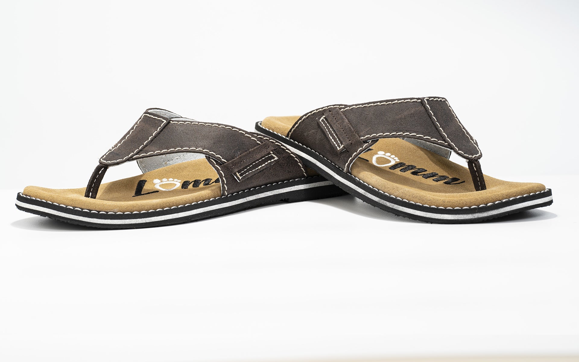 Stylish brown leather flip-flops with anatomical insoles, perfect for summer wear.