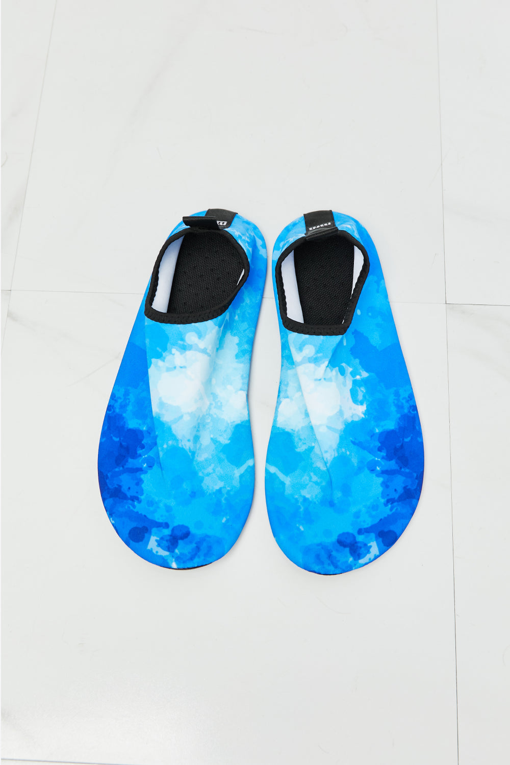 MMshoes On The Shore Water Shoes in Blue, featuring a stylish gradient pattern and durable rubber outsole for water activities.