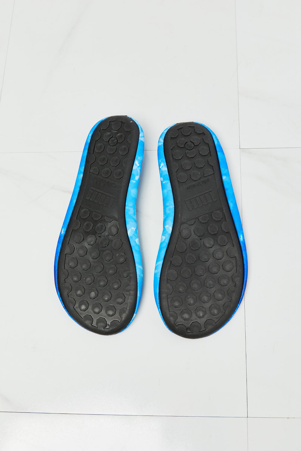MMshoes On The Shore Water Shoes in Blue, featuring a stylish gradient pattern and durable rubber outsole for water activities.