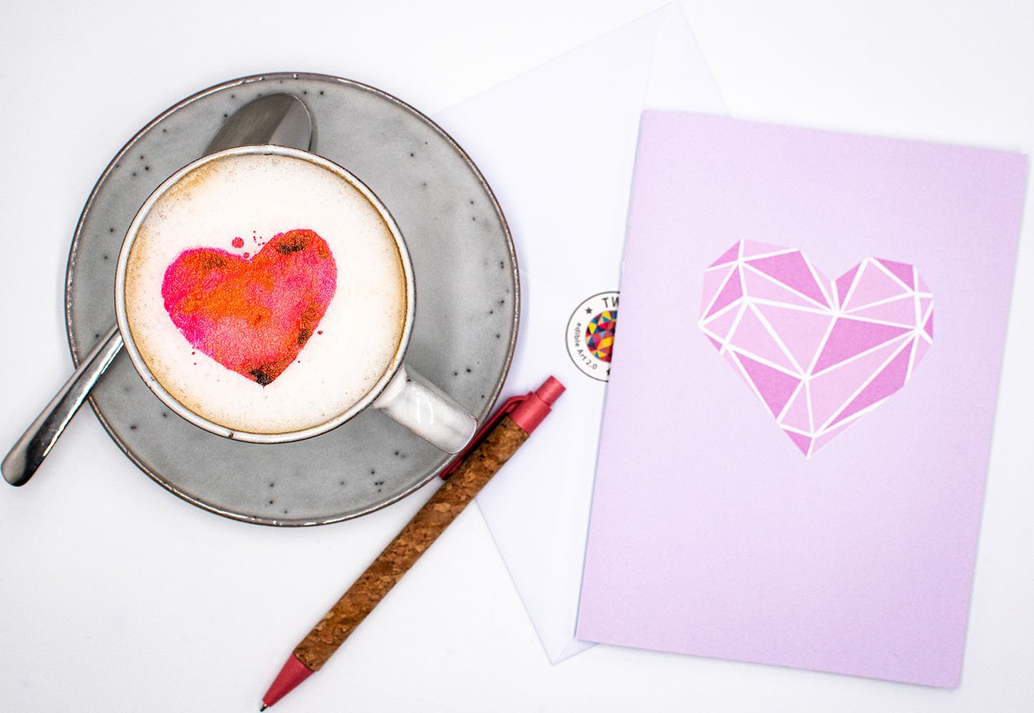 Geometrisches Herz mit Twicky Sticky und Grußkarte, verziert mit Bourbon Vanille Geschmack, ideal für romantische Geschenke.