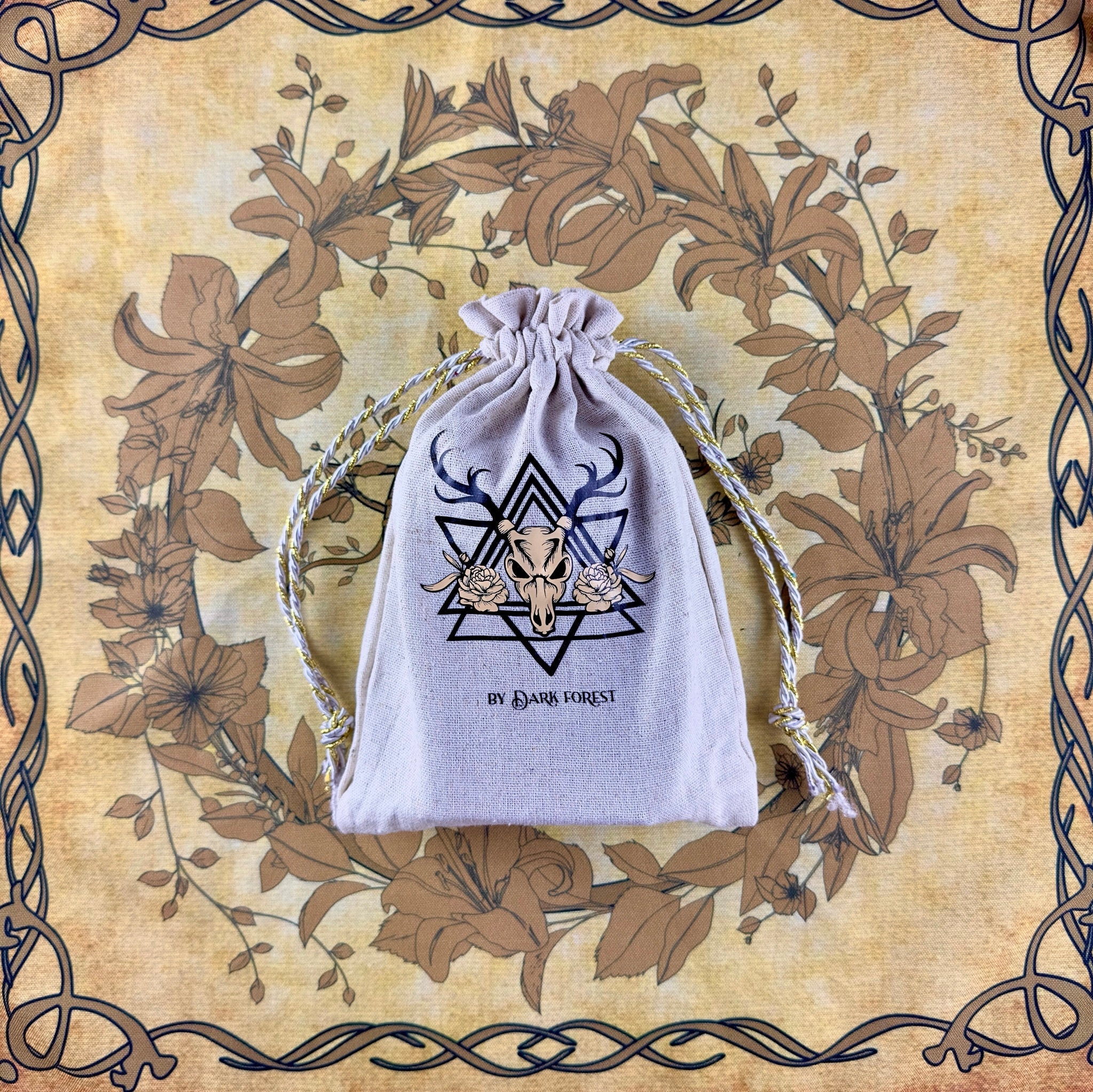 A stylish vintage bag for tarot cards made of premium linen, featuring a drawstring closure and elegant design.