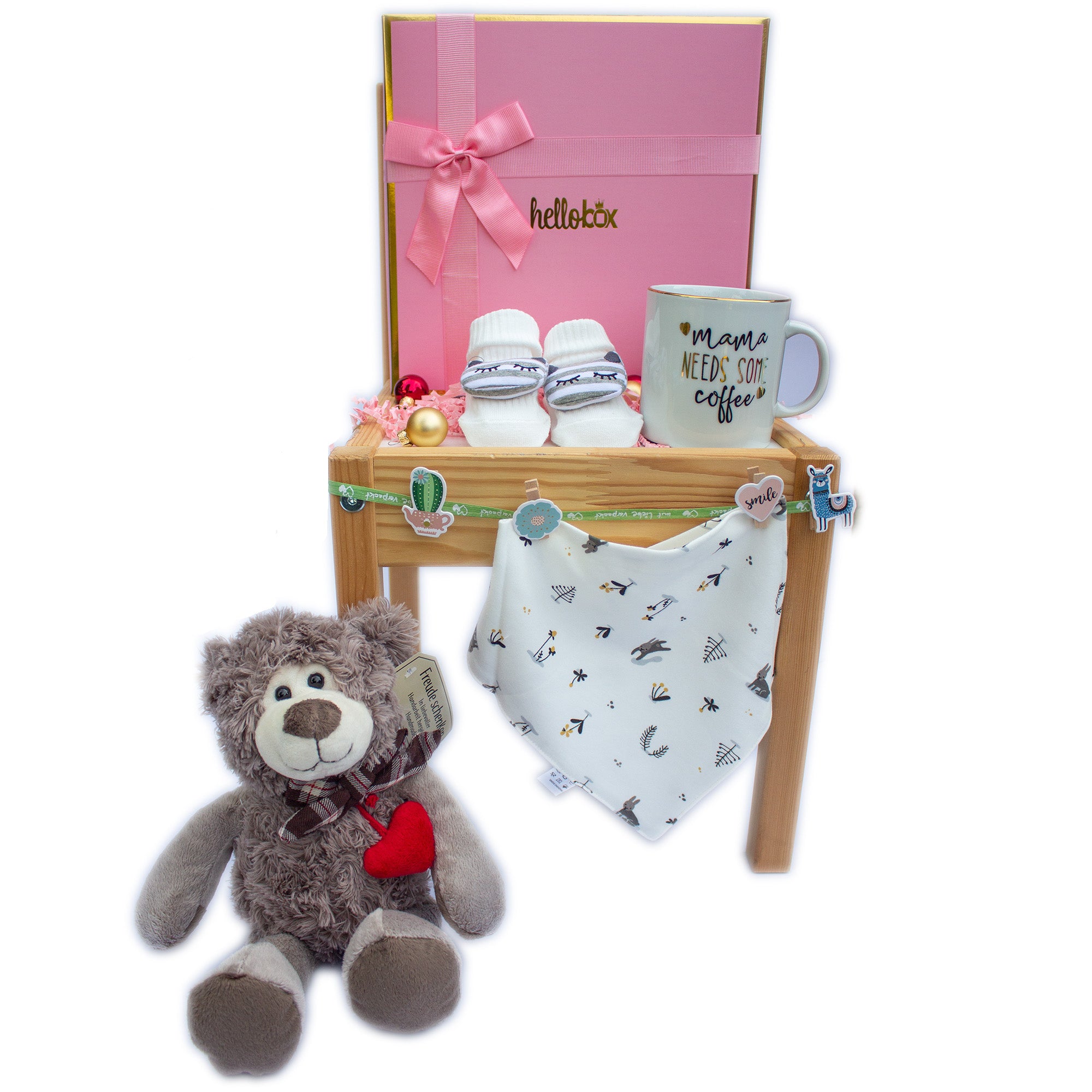 Baby Geschenkset für Neugeborene Mädchen mit Bär-Design, bestehend aus Socken, Lätzchen und Mama Kaffetasse in einer eleganten Geschenkbox.