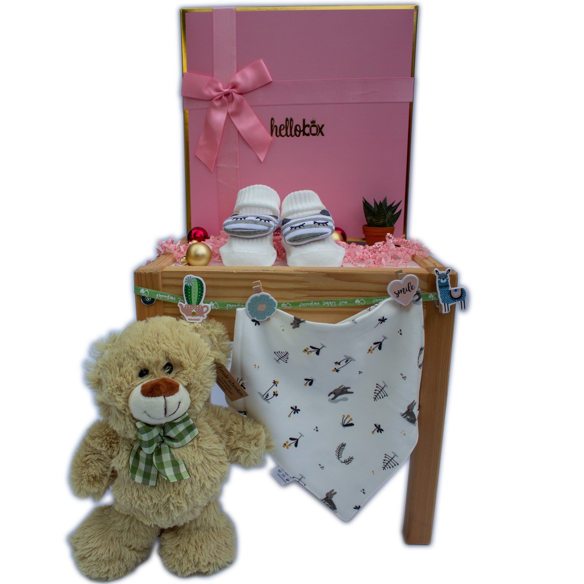 Ein süßes Baby Geschenkset für Neugeborene Mädchen mit einem gelben Bären, Socken und einem Lätzchen in einer attraktiven Geschenkbox.