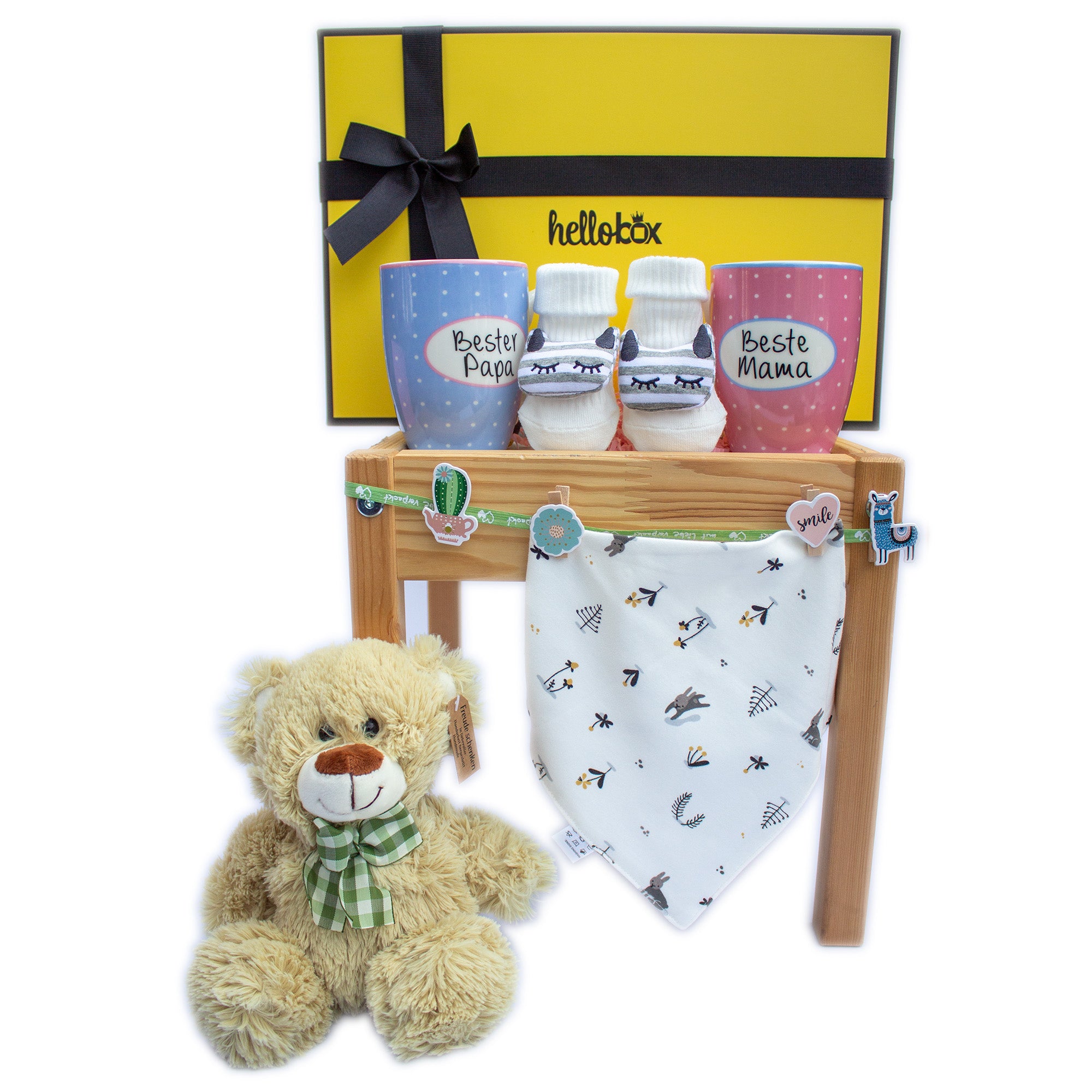 Baby Geschenkset für Neugeborene mit Bärendesign, bestehend aus Socken, Lätzchen und Kaffeetasse in einer Geschenkbox.