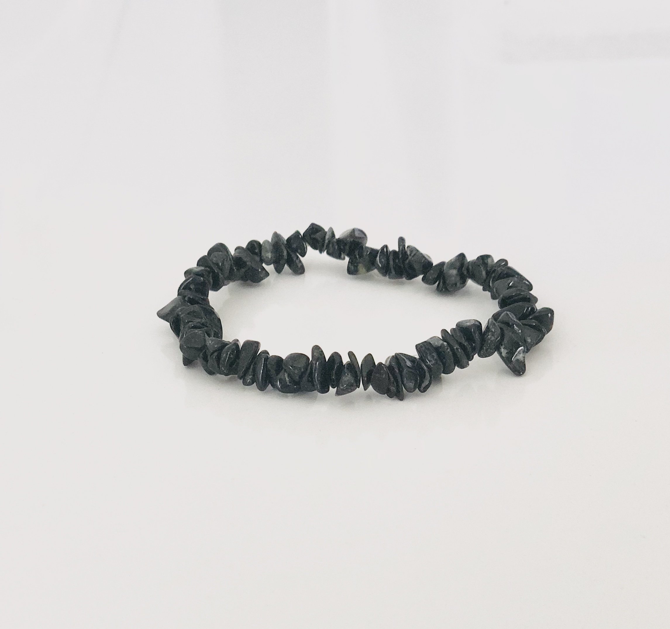 Black Tourmaline Bracelet by CuartoAstral featuring elastic band and drilled tourmaline chips, perfect for protection and grounding.