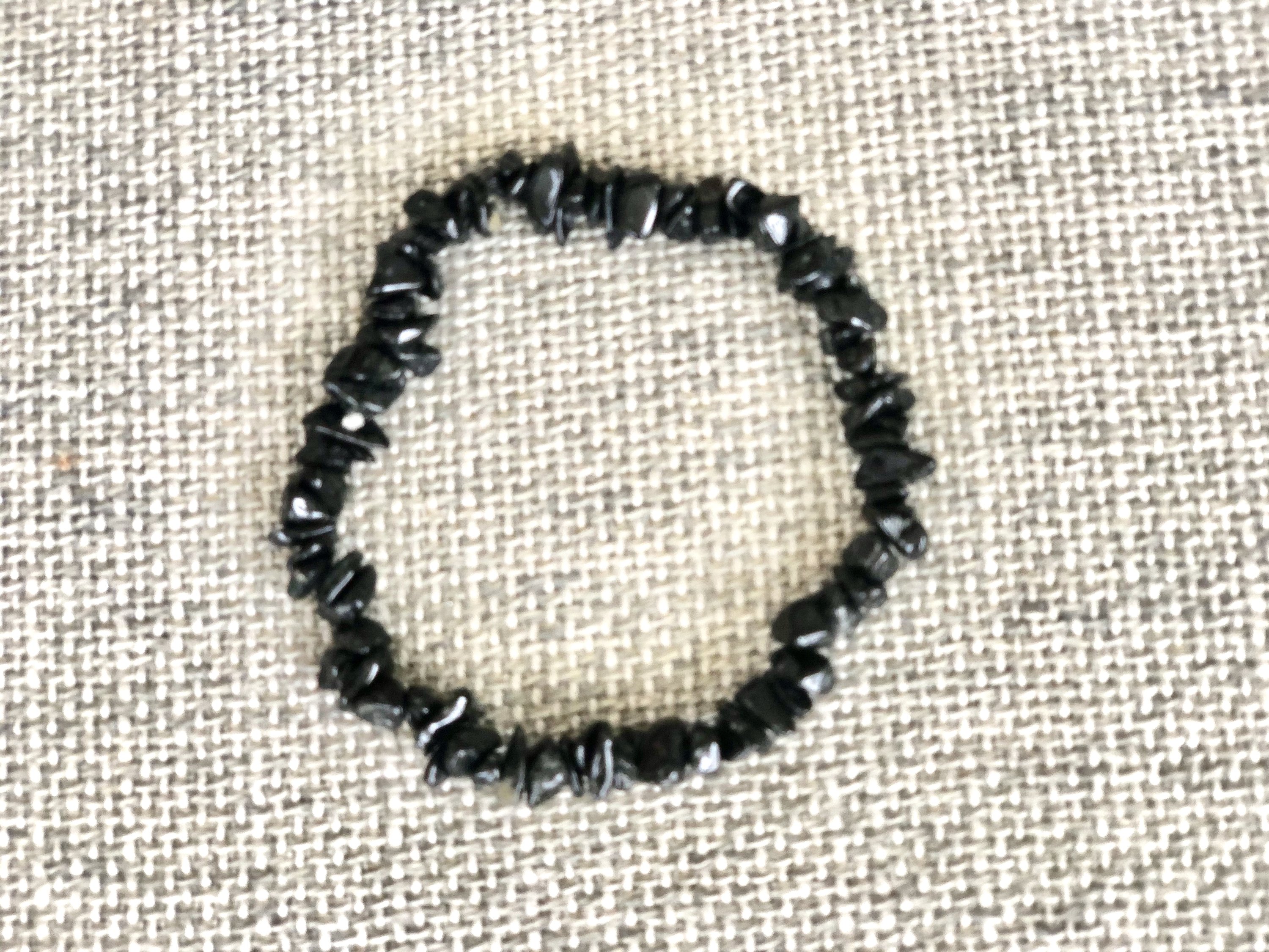 Black Tourmaline Bracelet by CuartoAstral featuring elastic band and drilled tourmaline chips, perfect for protection and grounding.