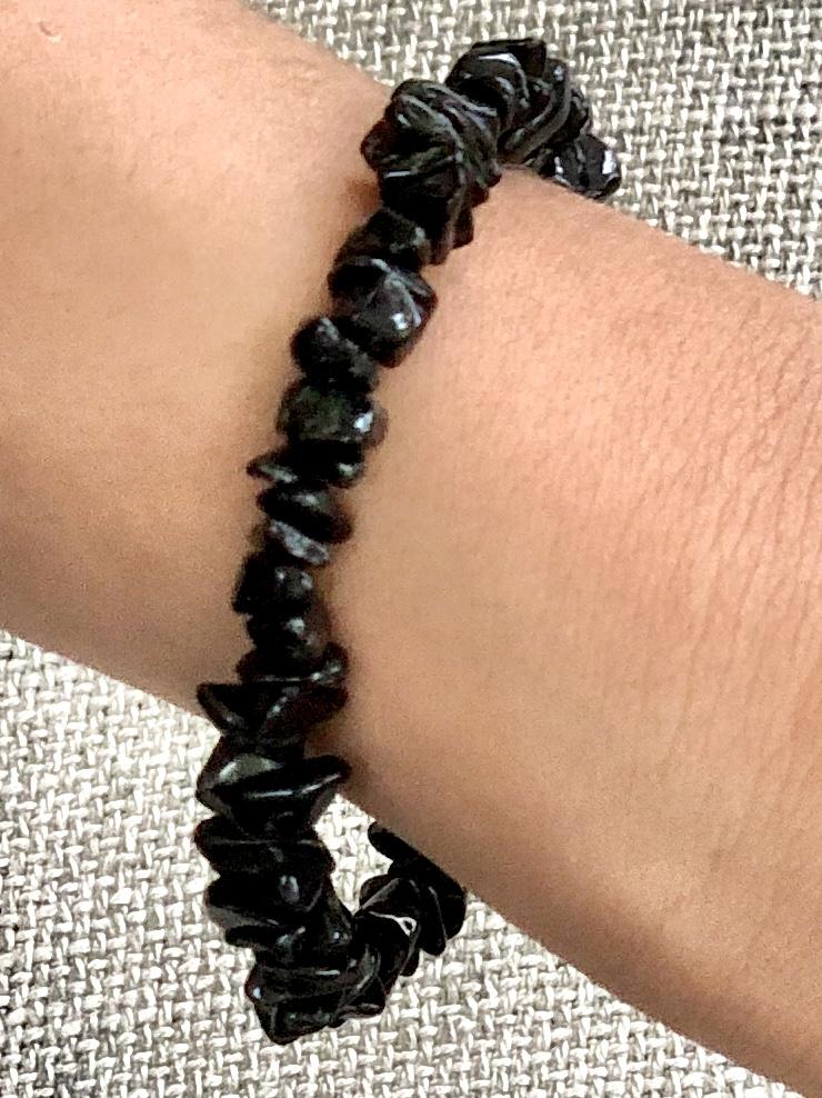 Black Tourmaline Bracelet by CuartoAstral featuring elastic band and drilled tourmaline chips, perfect for protection and grounding.