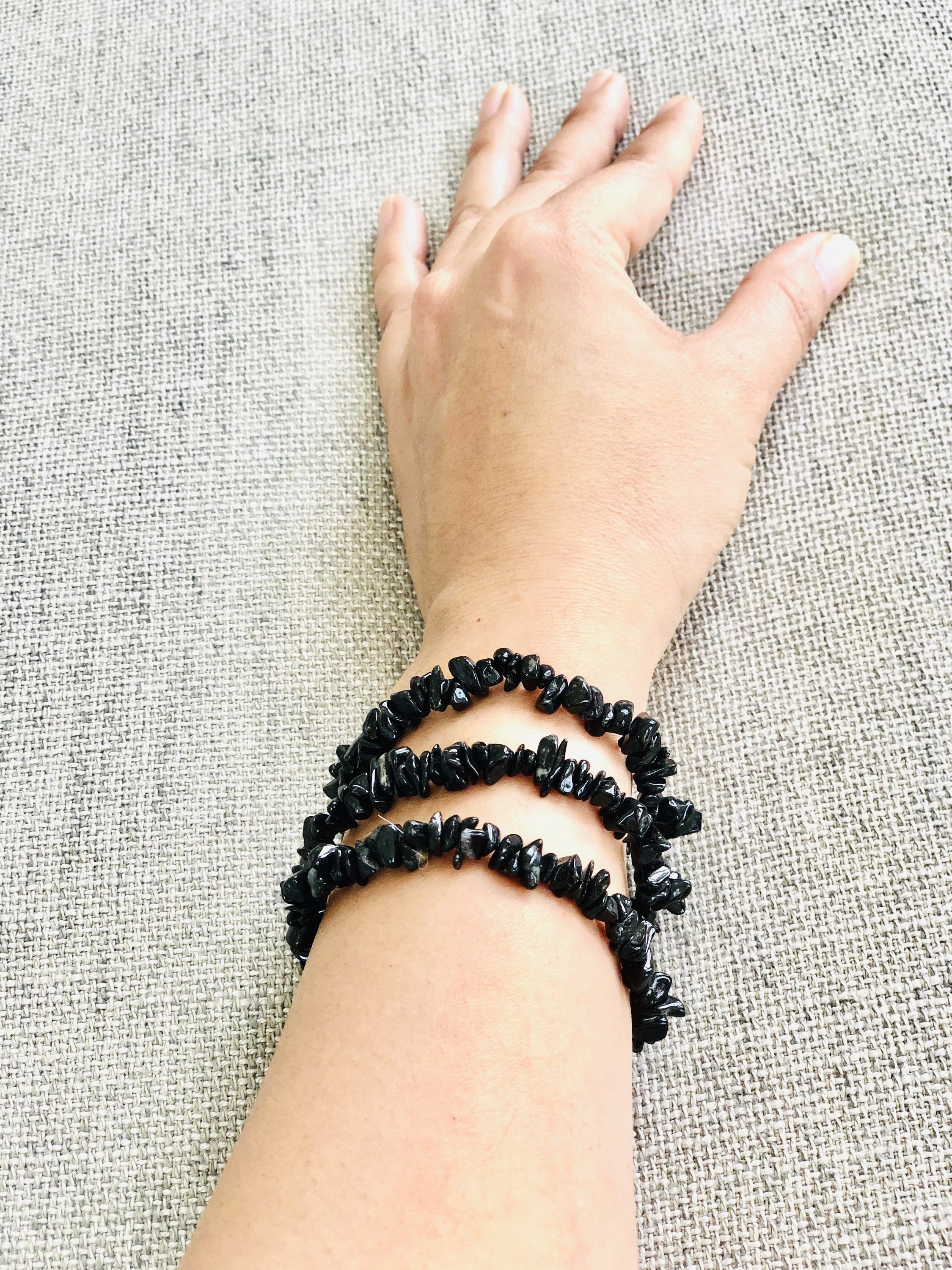 Black Tourmaline Bracelet by CuartoAstral featuring elastic band and drilled tourmaline chips, perfect for protection and grounding.