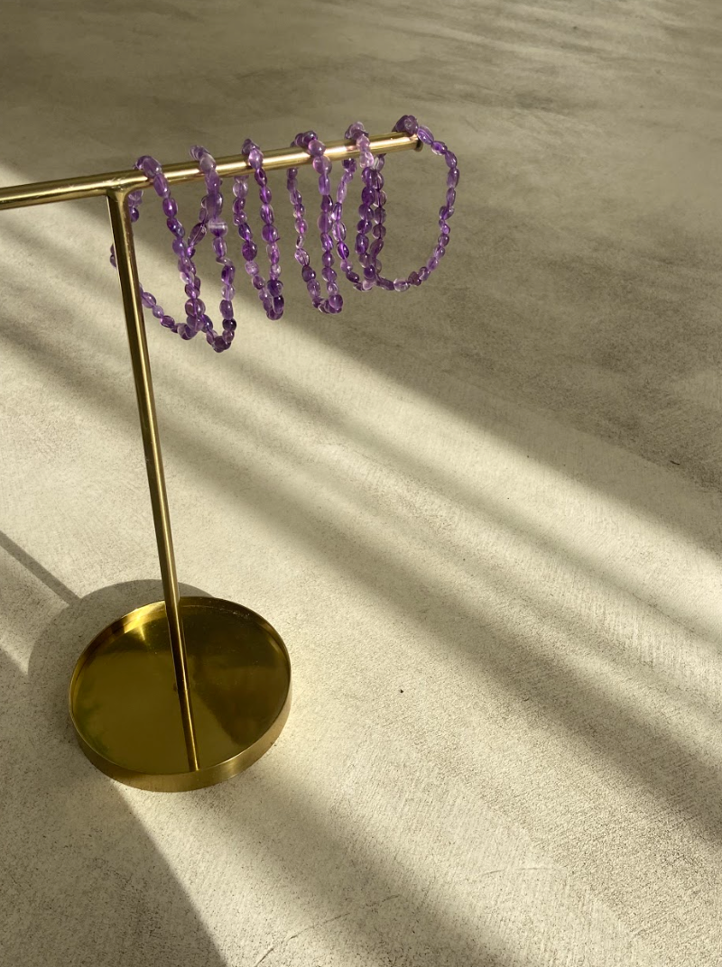 Bracelet Galets Améthyste : Sagesse, composé de galets d'améthyste de couleur violette, symbolisant la sagesse et la sérénité.