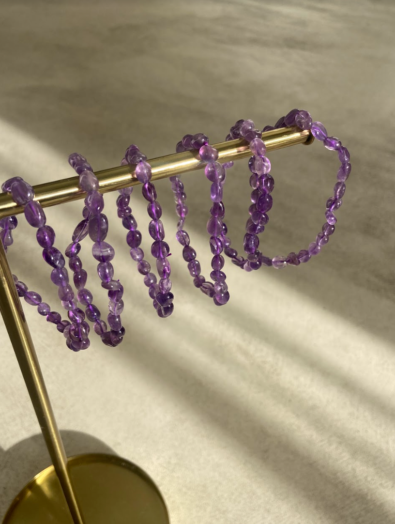 Bracelet Galets Améthyste : Sagesse, composé de galets d'améthyste de couleur violette, symbolisant la sagesse et la sérénité.