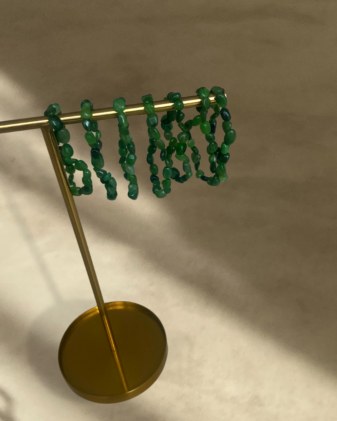 Elegant BRACELET GALETS JADE: DIGNITÉ showcasing smooth jade stones, symbolizing healing and self-respect.