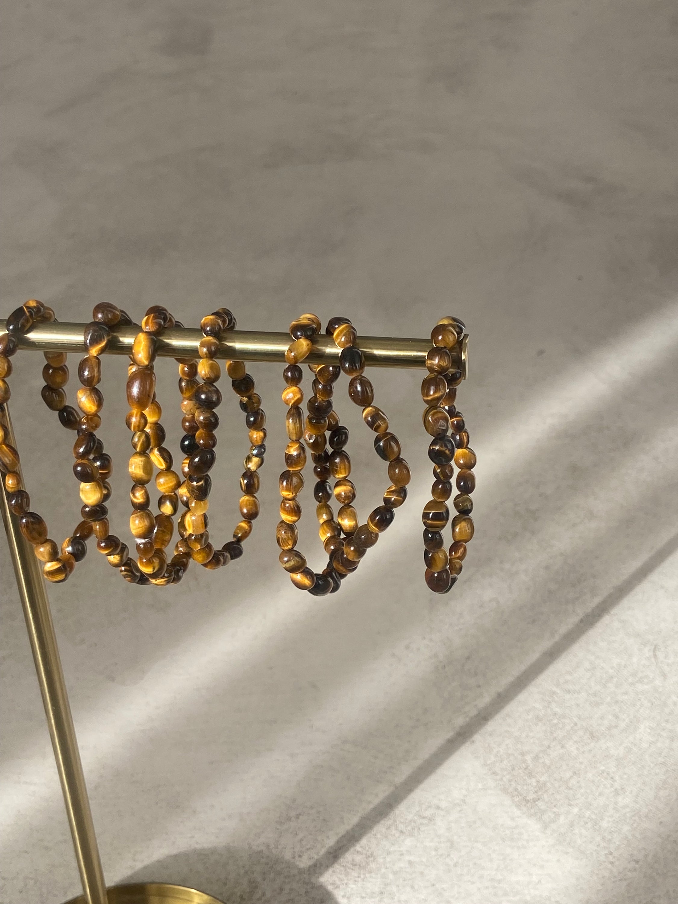 Bracelet Galets en œil de tigre, symbole de force et de protection, avec des galets polis et un design élégant.