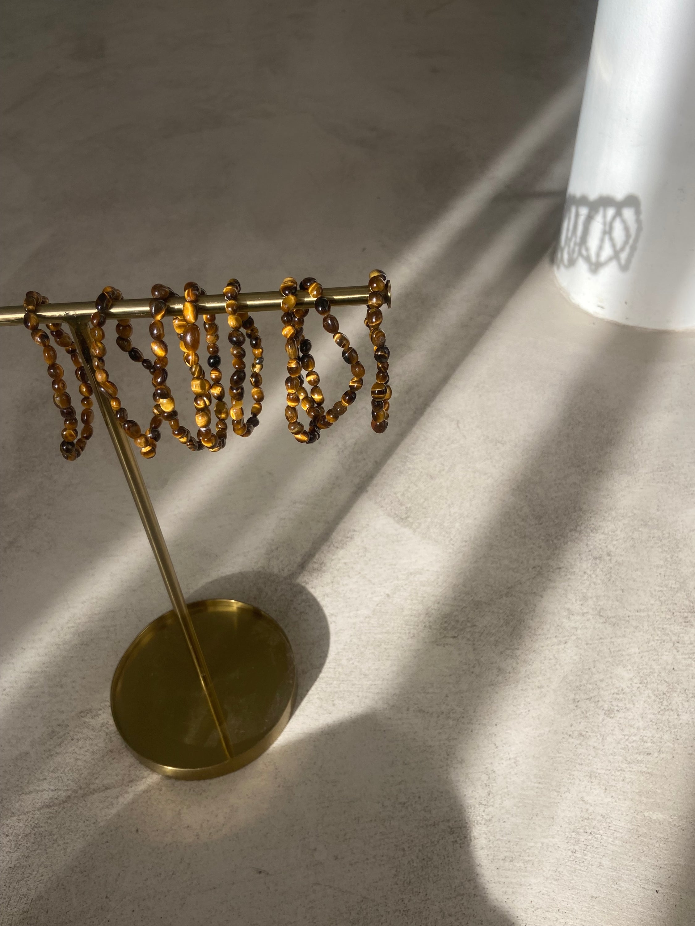 Bracelet Galets en œil de tigre, symbole de force et de protection, avec des galets polis et un design élégant.