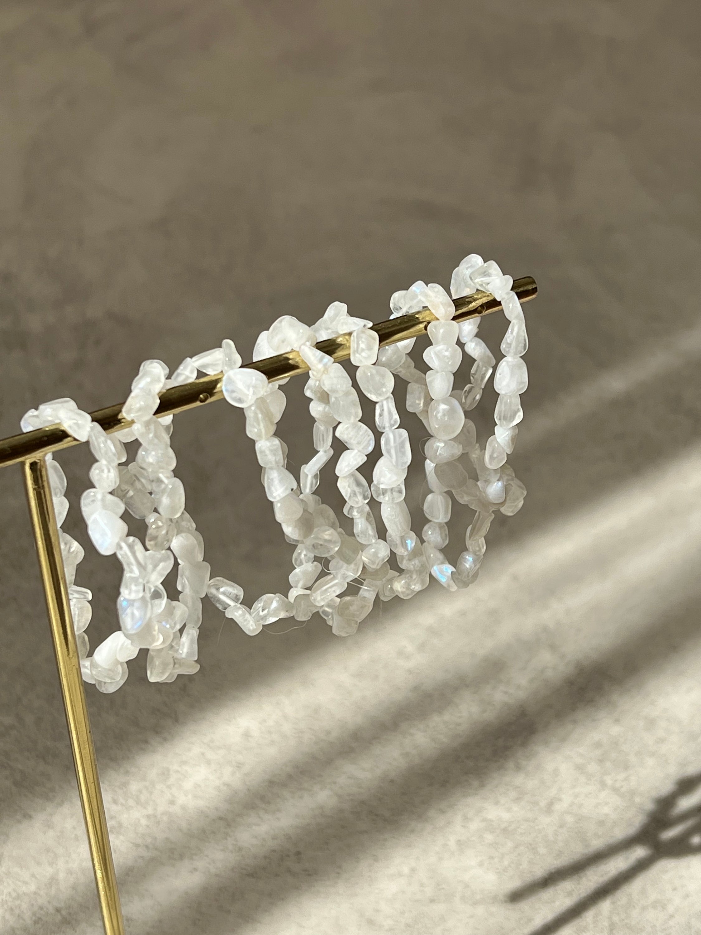 Elegant BRACELET GALETS PIERRE DE LUNE featuring shimmering moonstone beads, symbolizing harmony and emotional balance.