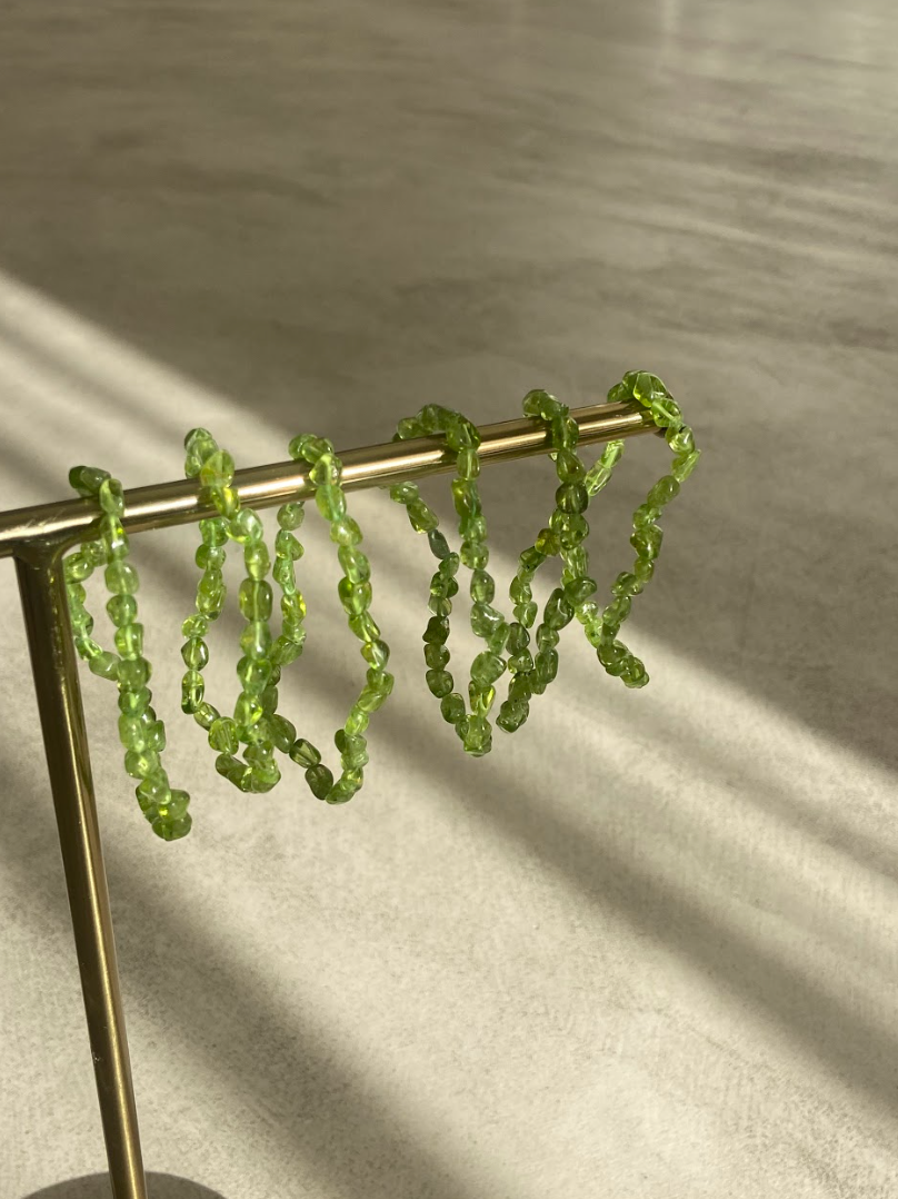 Bracelet Galets Péridot, pierre verte symbolisant prospérité et chance, élégant et énergique.