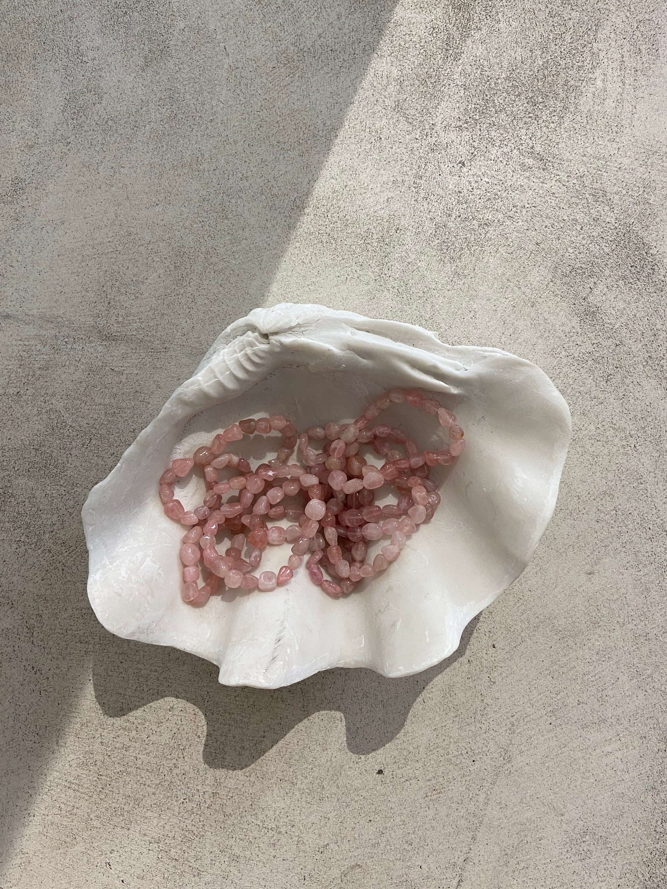 A beautiful BRACELET GALETS QUARTZ ROSE: AMOUR made of genuine rose quartz stones, symbolizing love and healing.