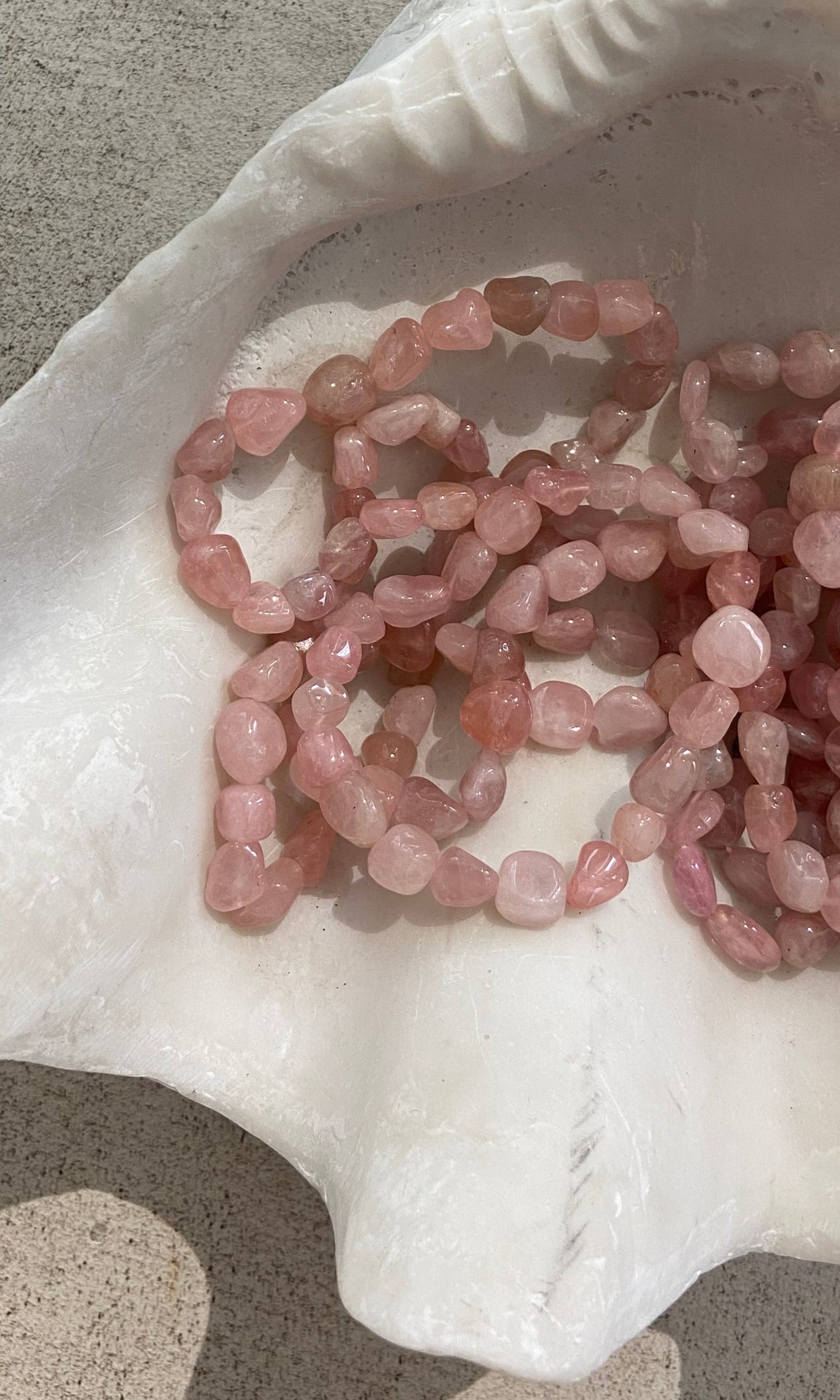 A beautiful BRACELET GALETS QUARTZ ROSE: AMOUR made of genuine rose quartz stones, symbolizing love and healing.