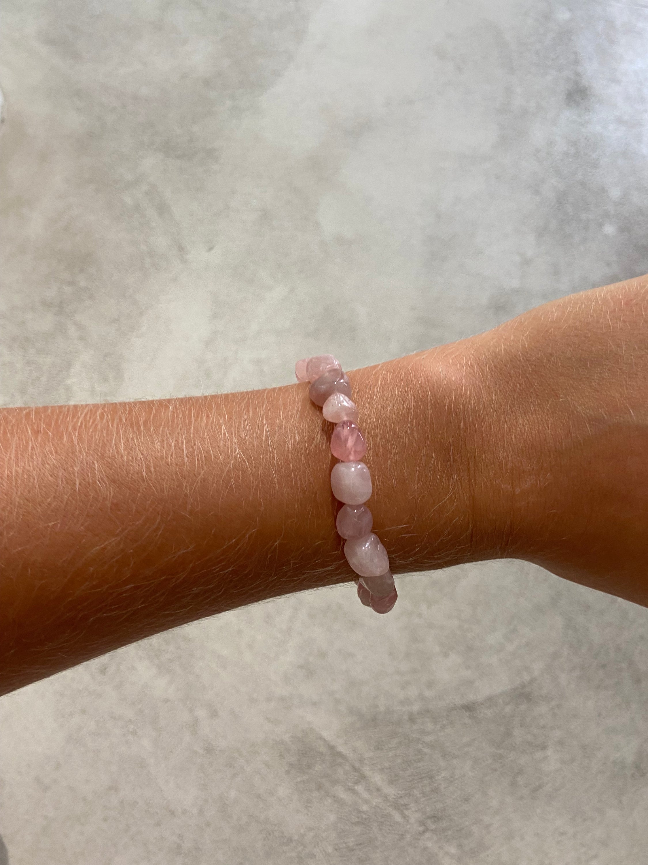 A beautiful BRACELET GALETS QUARTZ ROSE: AMOUR made of genuine rose quartz stones, symbolizing love and healing.