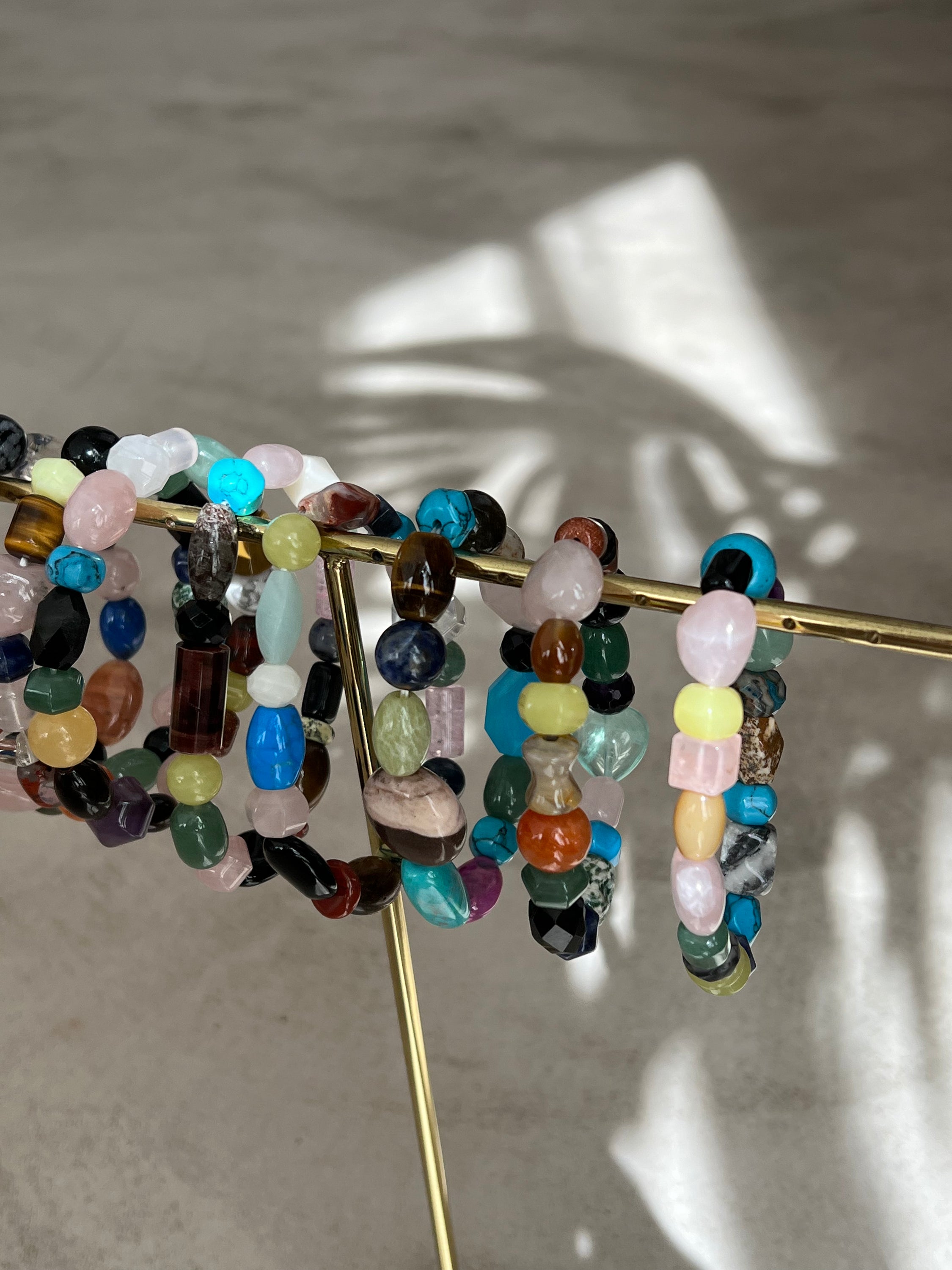 Bracelet multi-pierres énergétiques fait main avec des pierres brésiliennes uniques, offrant une connexion à la nature et à l'énergie.