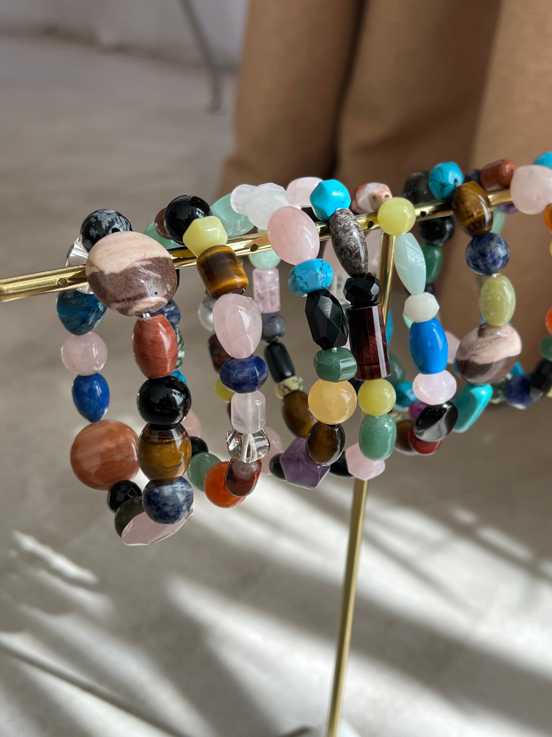 Bracelet multi-pierres énergétiques fait main avec des pierres brésiliennes uniques, offrant une connexion à la nature et à l'énergie.