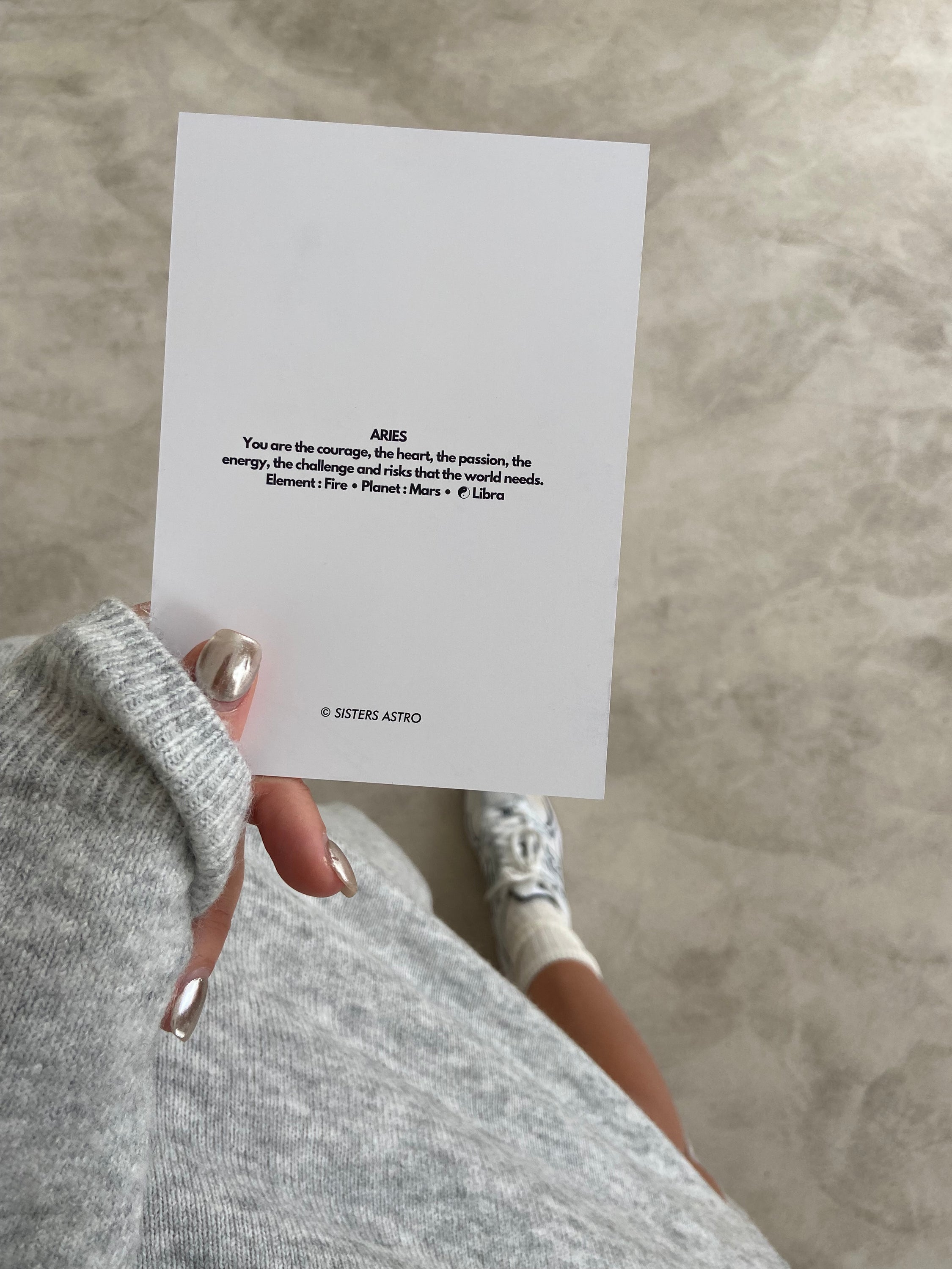 Carte astro BÉLIER avec description et éléments astrologiques, couleur du signe sur le recto.