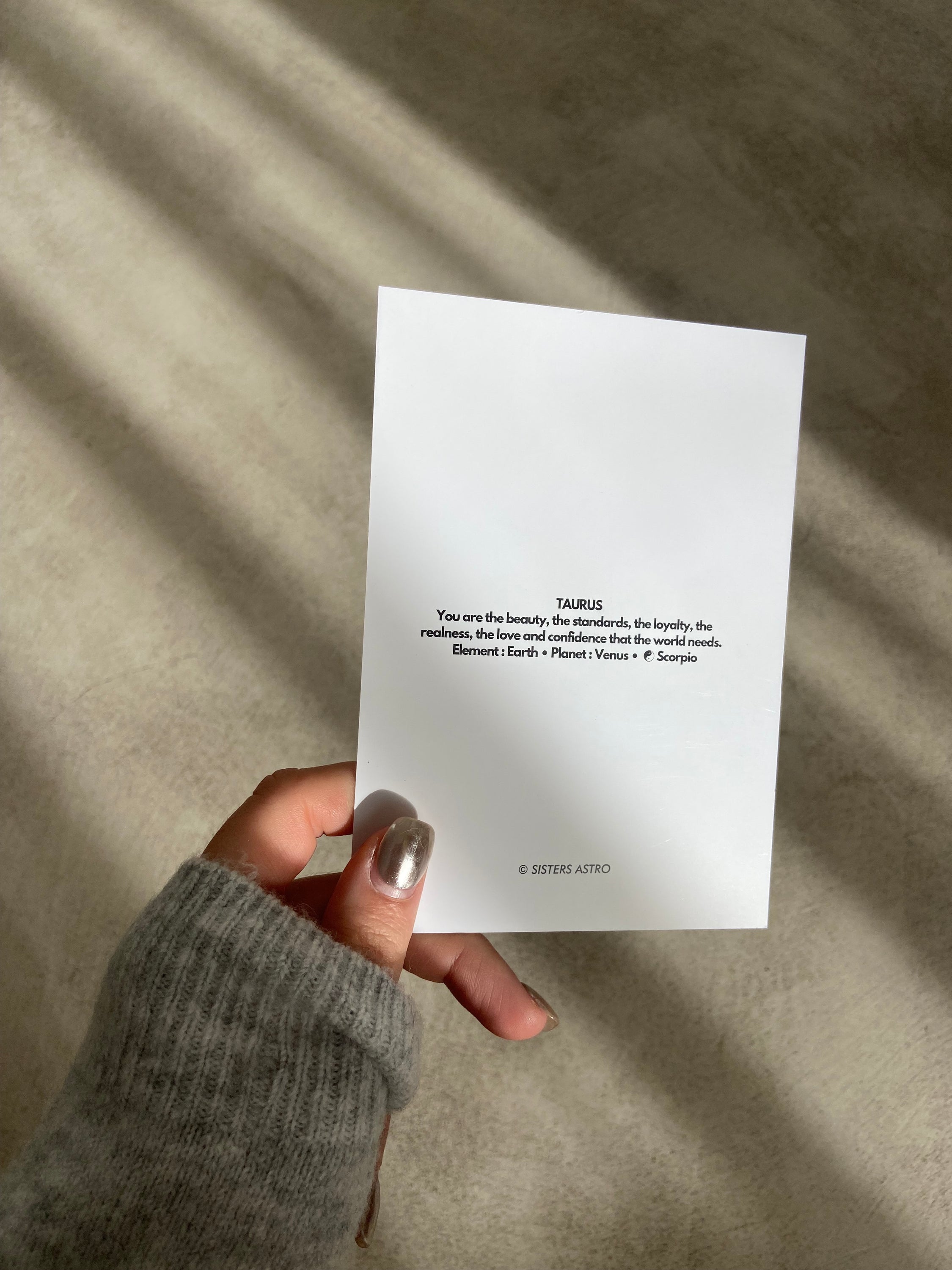 Carte astro BÉLIER avec description et éléments astrologiques, couleur du signe sur le recto.