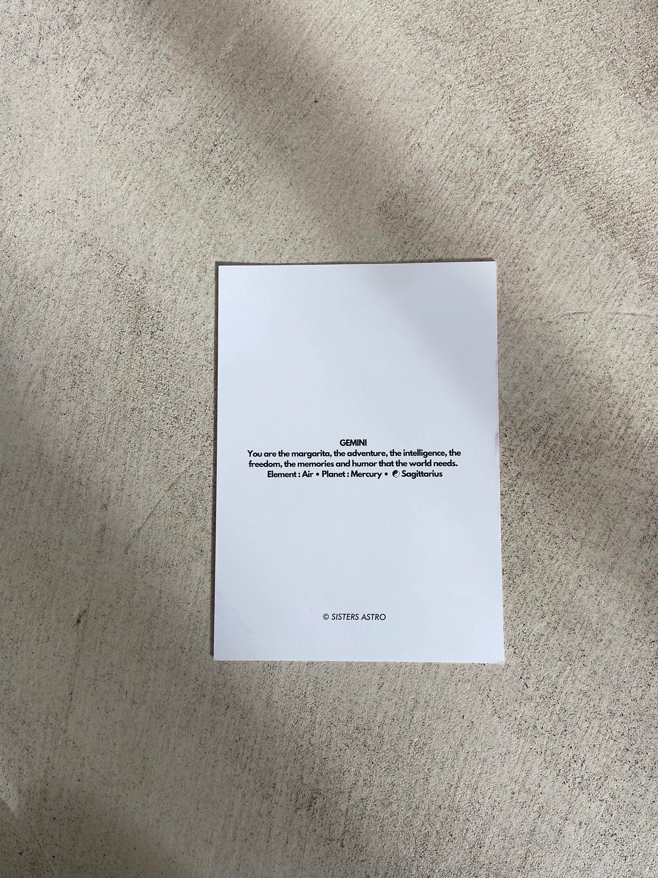 Carte astro BÉLIER avec description et éléments astrologiques, couleur du signe sur le recto.