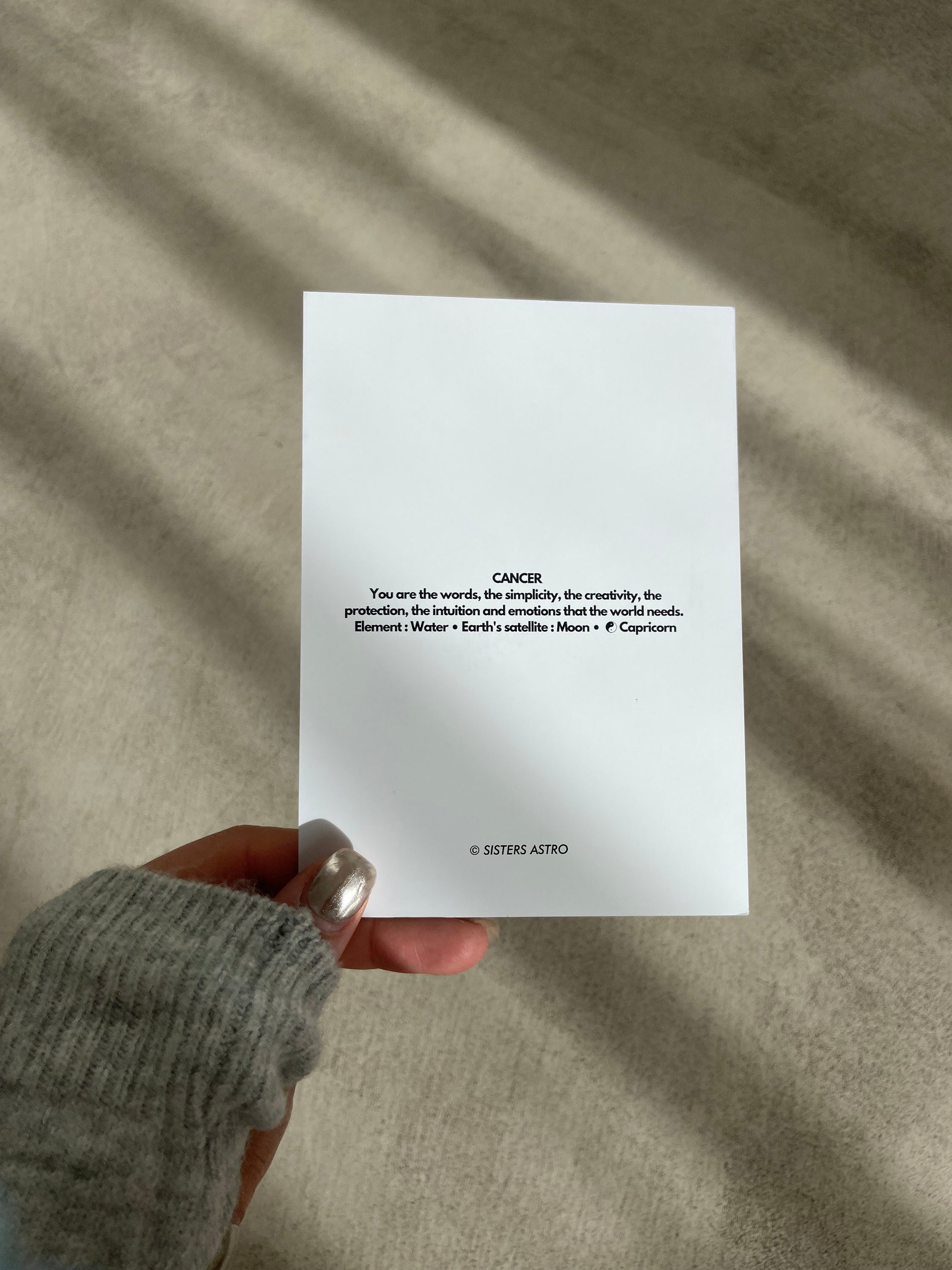 Carte astro BÉLIER avec description et éléments astrologiques, couleur du signe sur le recto.