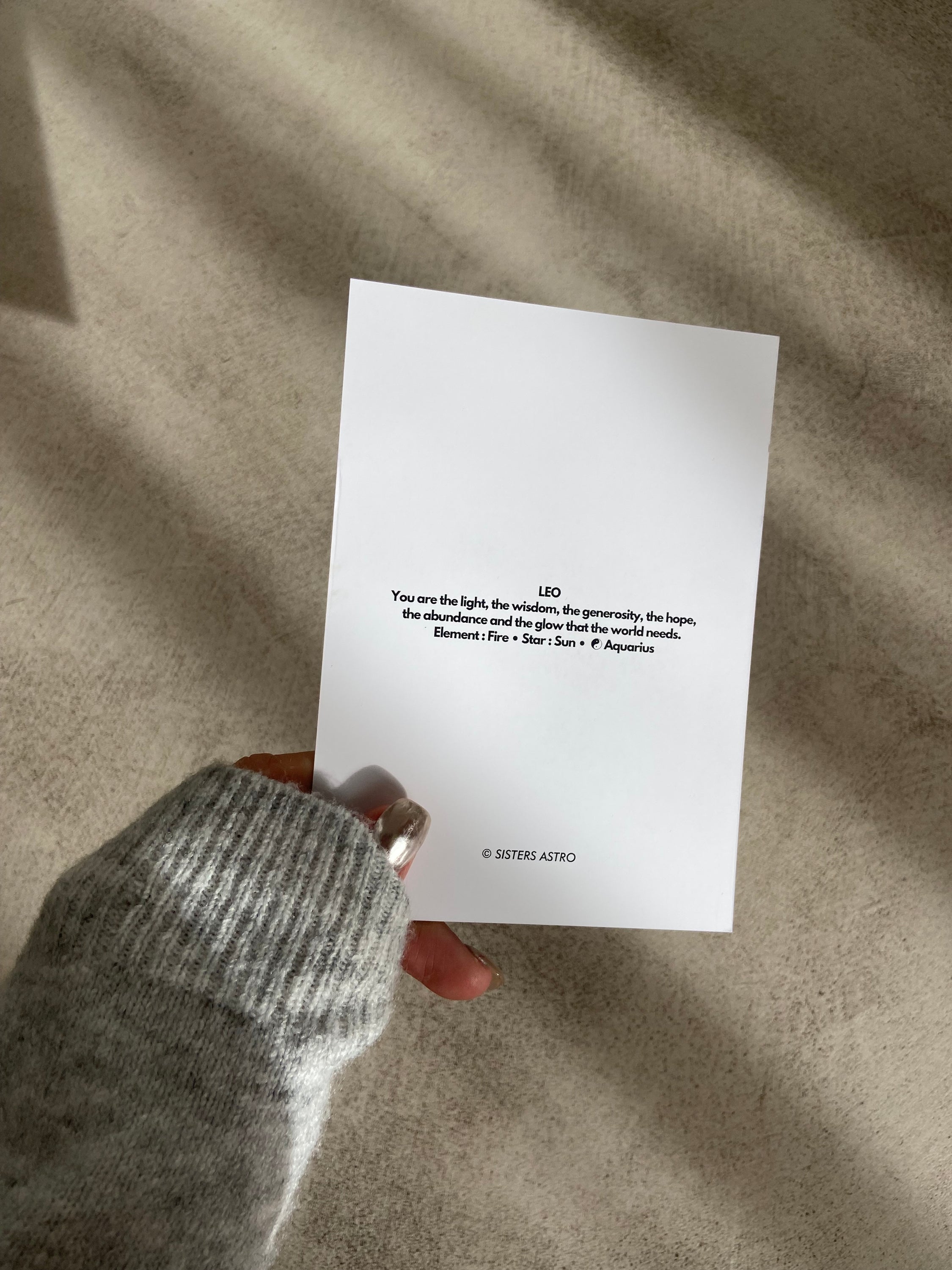 Carte astro BÉLIER avec description et éléments astrologiques, couleur du signe sur le recto.