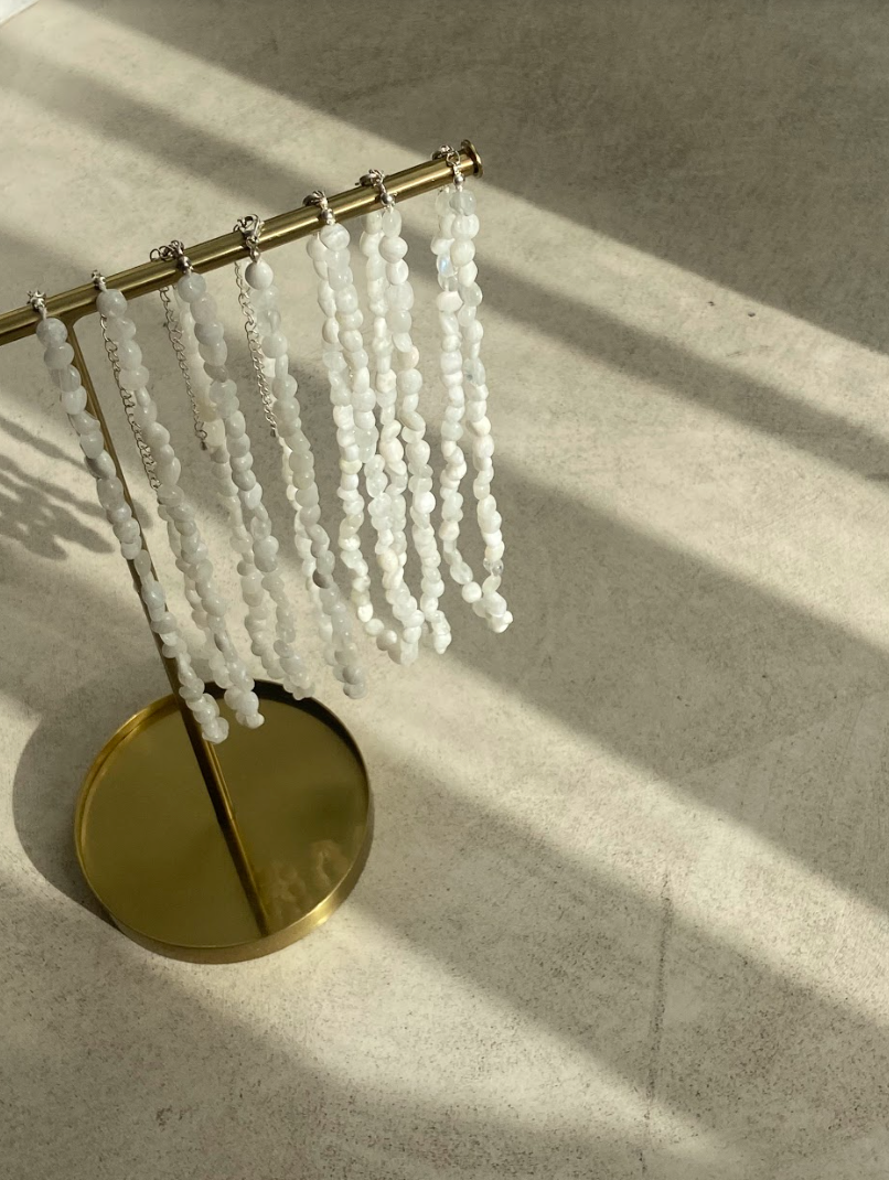 COLLIER GALETS PIERRE DE LUNE: HARMONIE necklace featuring beautiful moonstone crystals, symbolizing harmony and positive energy.