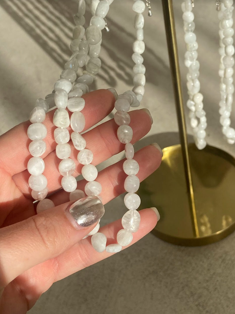 COLLIER GALETS PIERRE DE LUNE: HARMONIE necklace featuring beautiful moonstone crystals, symbolizing harmony and positive energy.