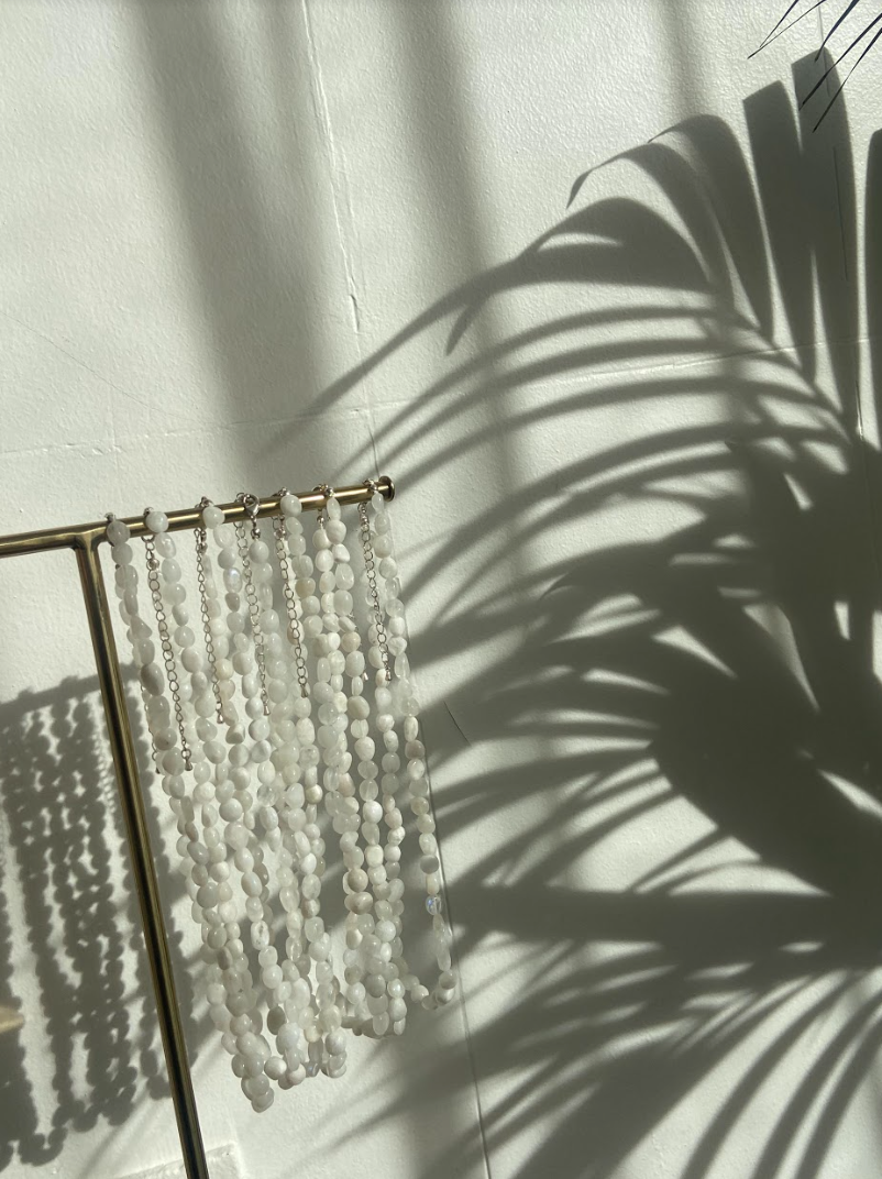 COLLIER GALETS PIERRE DE LUNE: HARMONIE necklace featuring beautiful moonstone crystals, symbolizing harmony and positive energy.