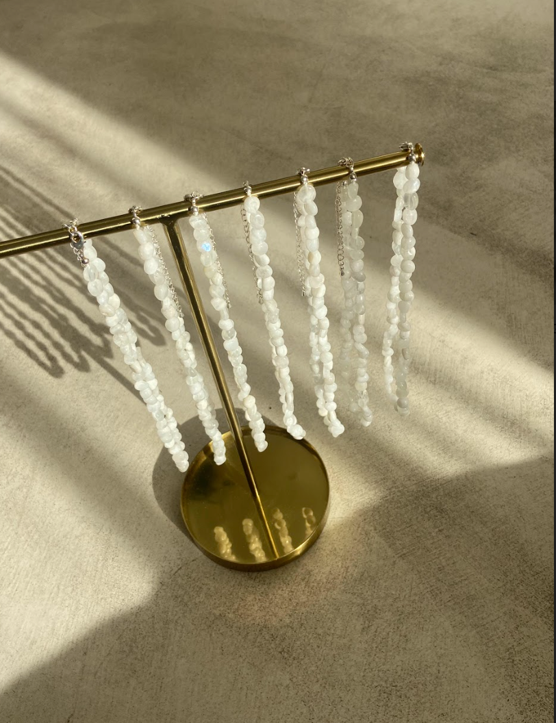 COLLIER GALETS PIERRE DE LUNE: HARMONIE necklace featuring beautiful moonstone crystals, symbolizing harmony and positive energy.