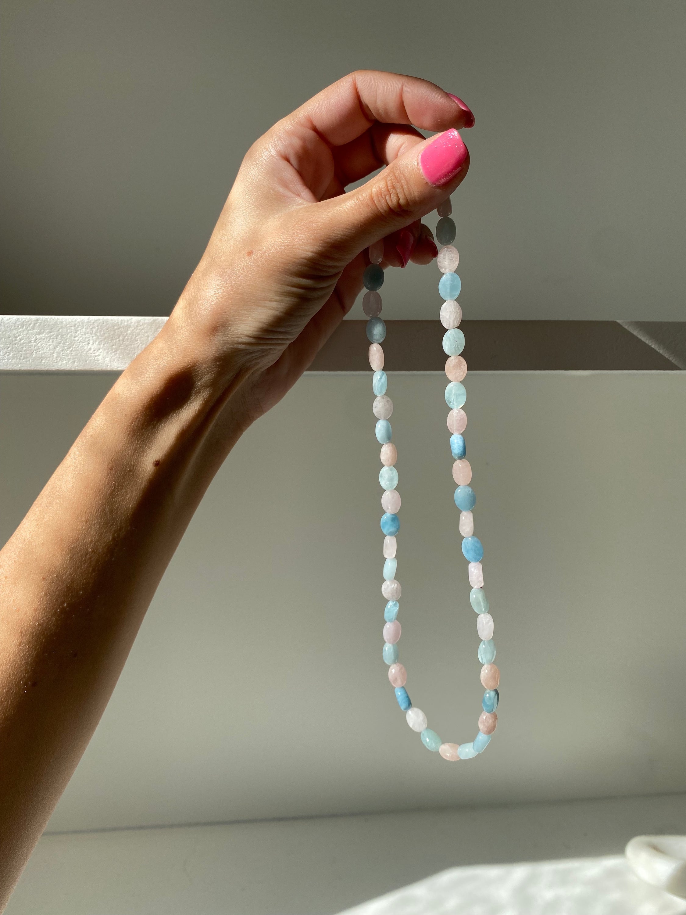 COLLIER MORGANITE + AIGUE MARINE necklace featuring soft pink Morganite and calming blue Aigue Marine crystals, symbolizing romance and self-confidence.